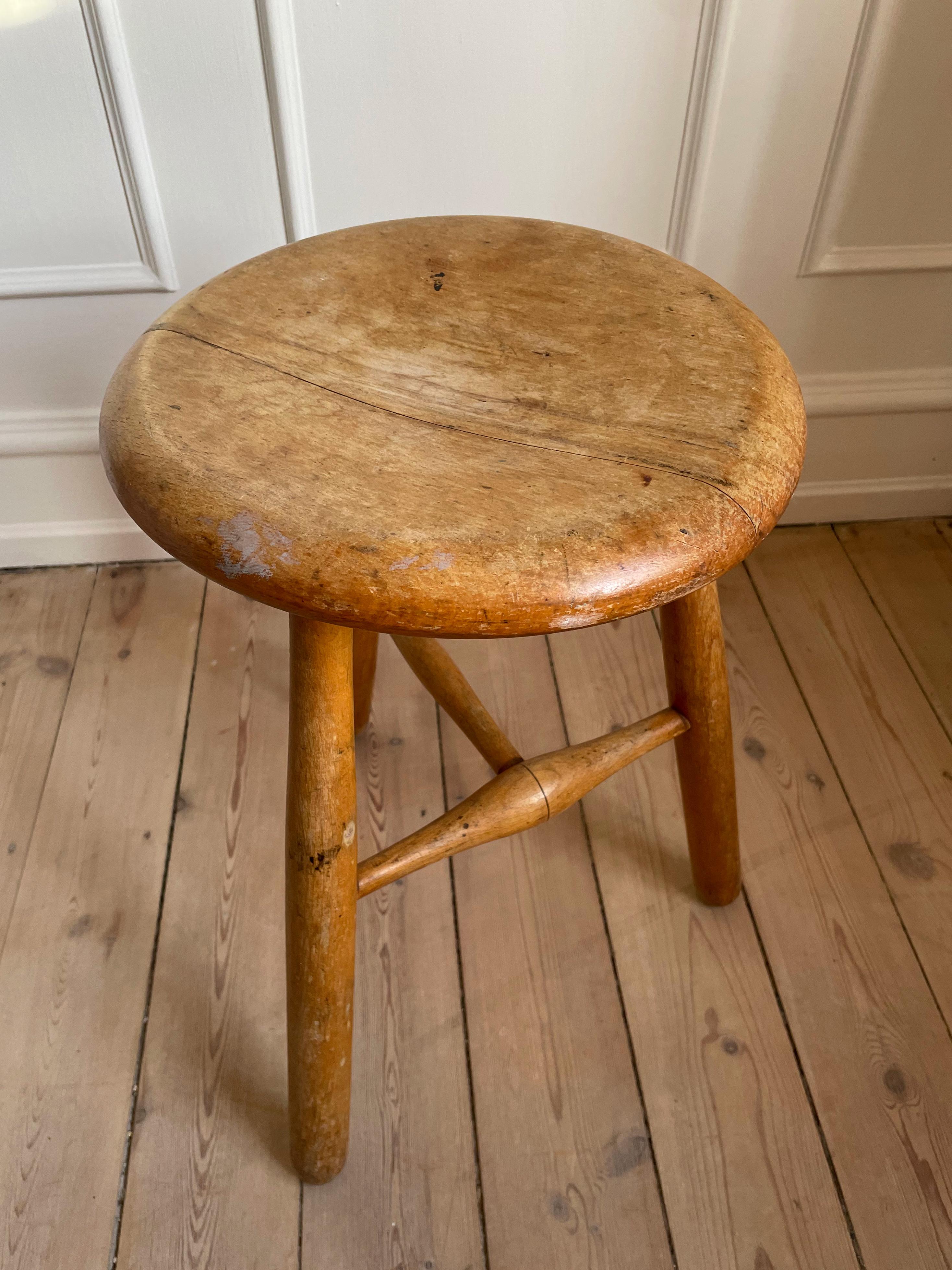 20ième siècle Tabouret suédois rustique vintage en bois à trois pieds, table d'appoint, années 1950 en vente