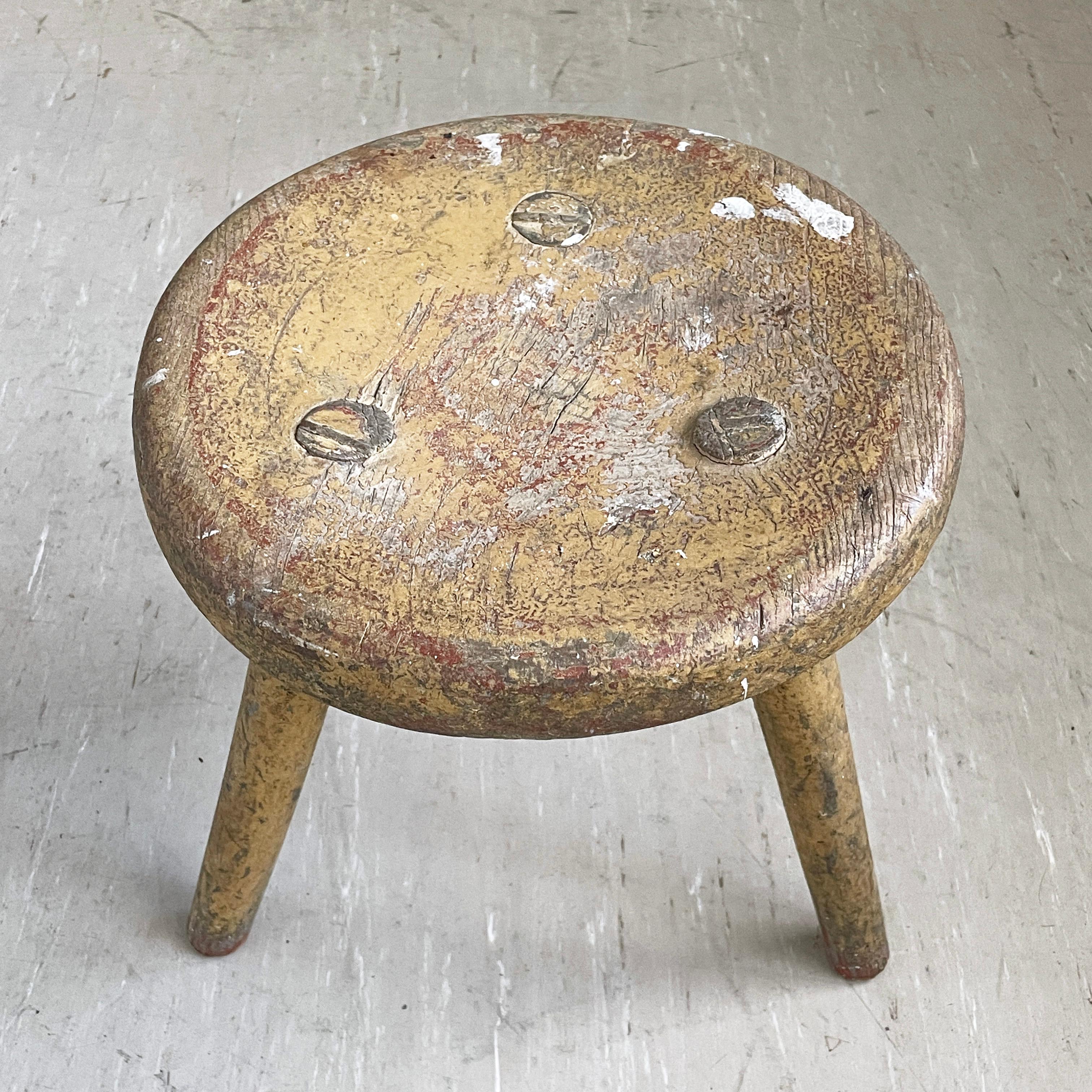 Rustic Swiss farmhouse milking stool In Good Condition In Bern, CH