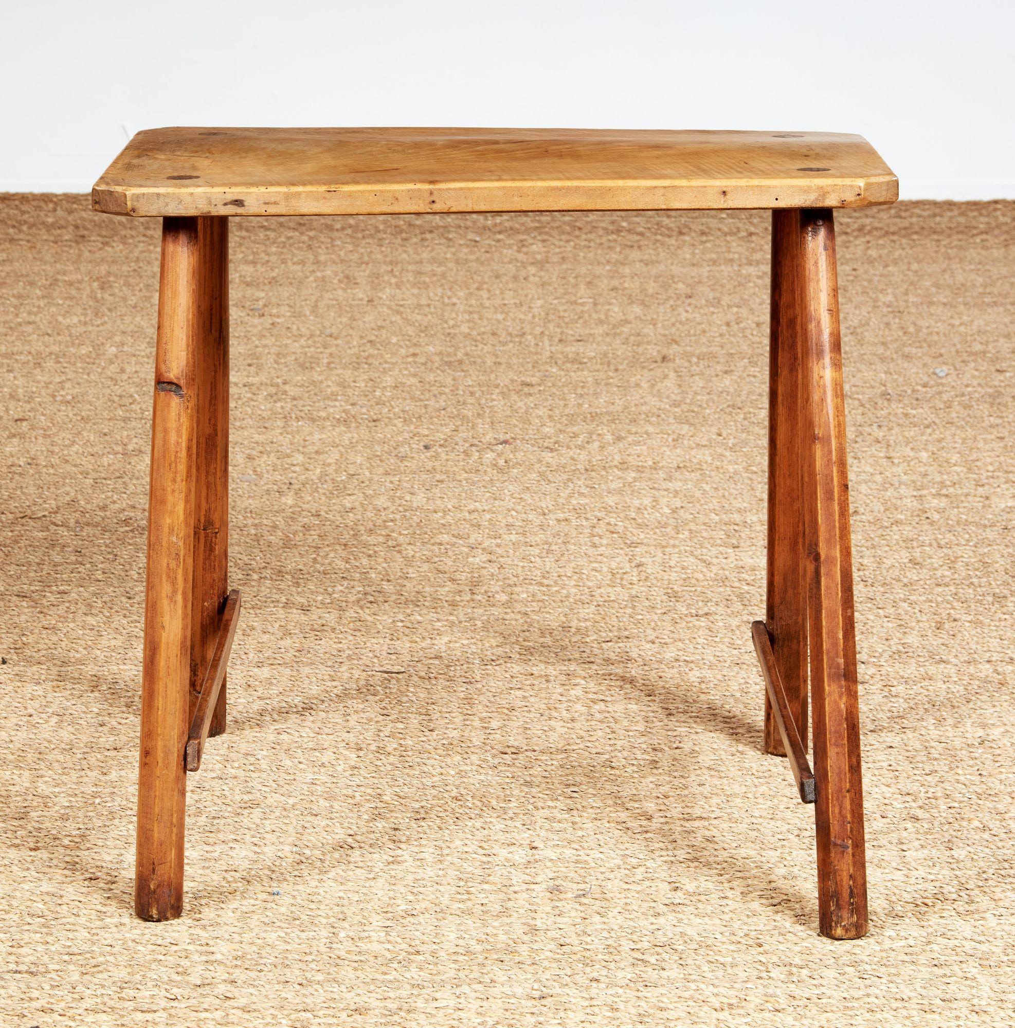 Petite table rustique en sycomore en vente 4