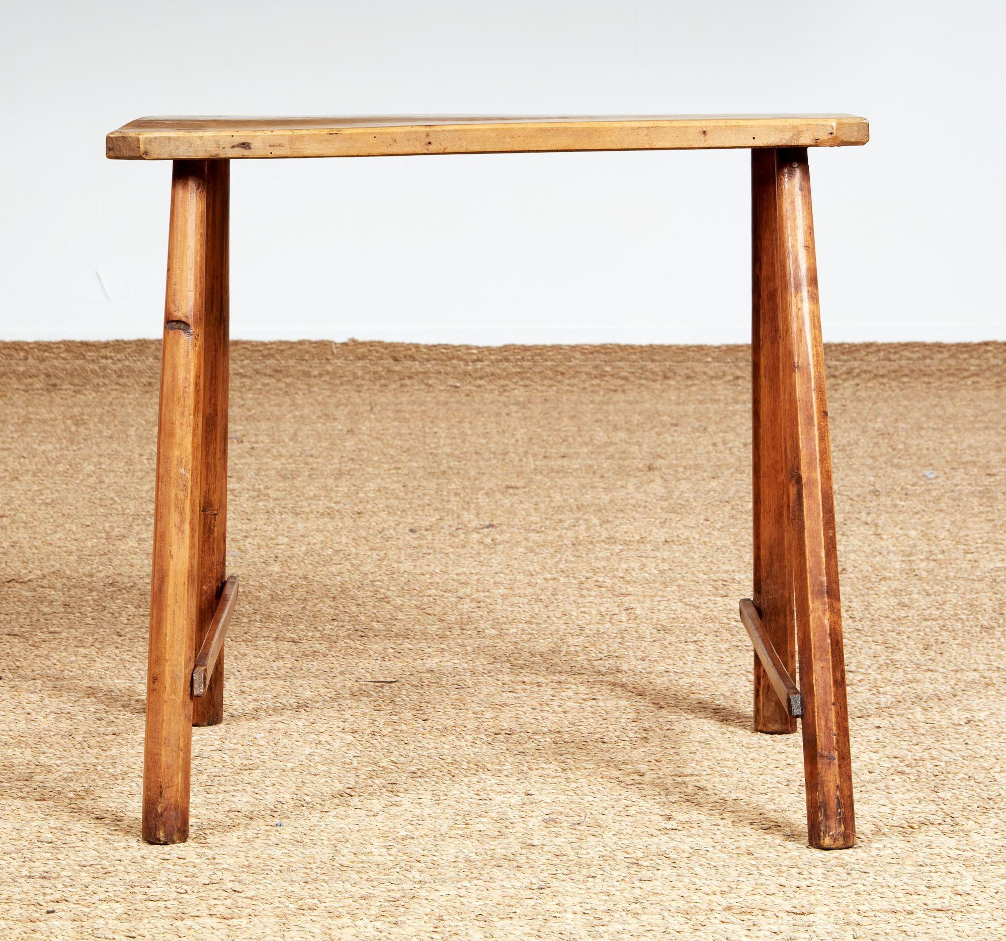 Petite table rustique en sycomore en vente 5