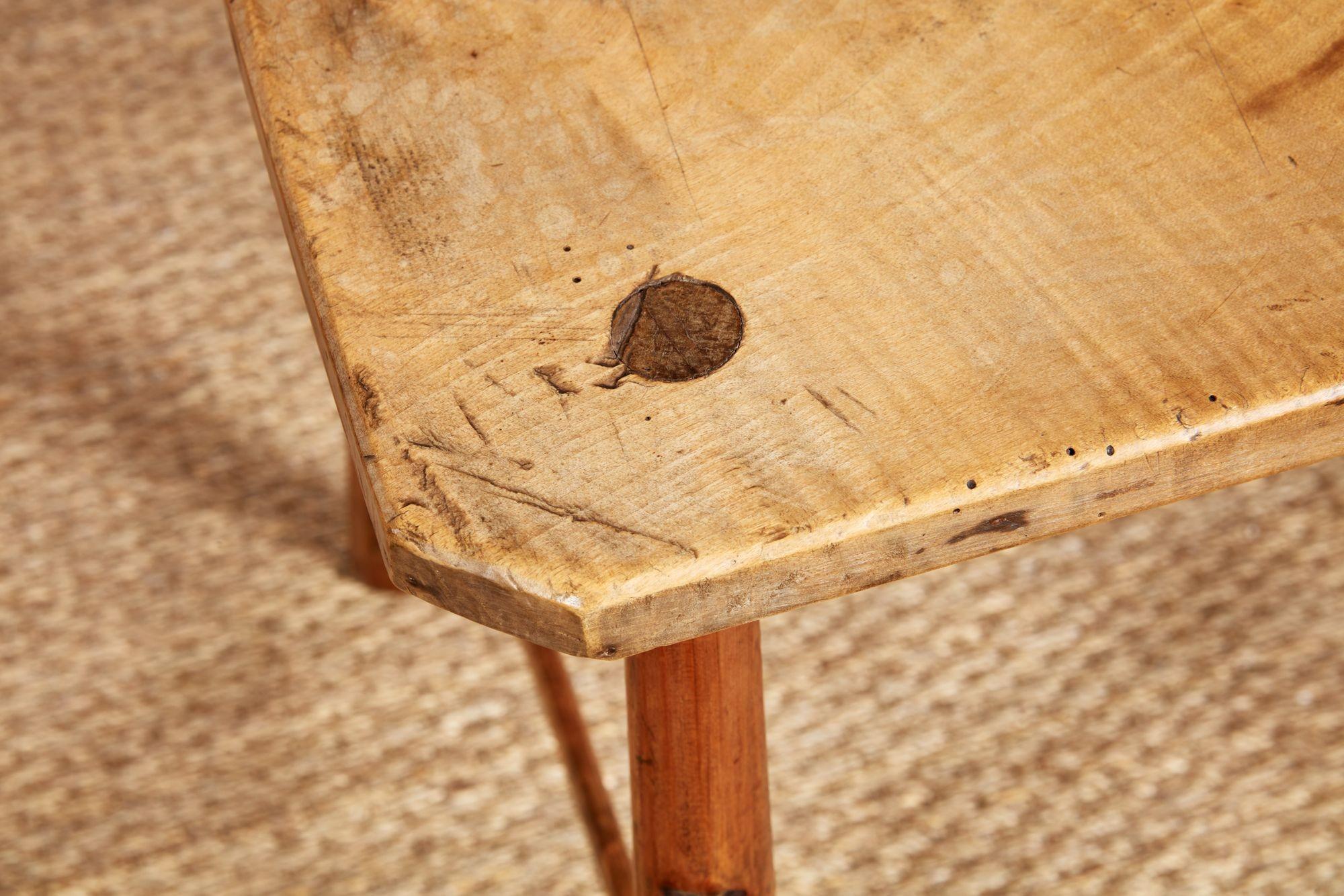 Petite table rustique en sycomore en vente 6