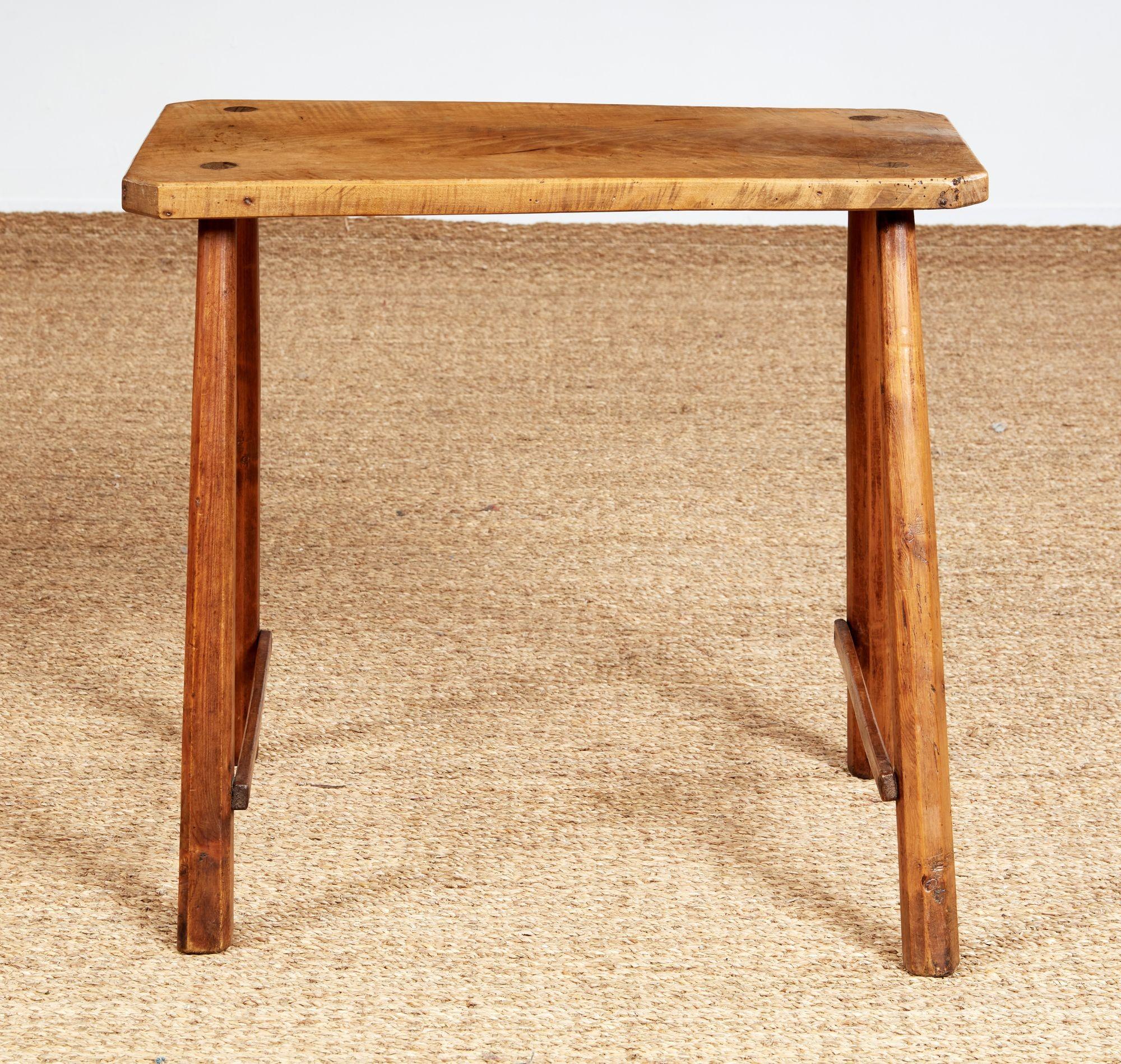 Petite table rustique en sycomore Bon état - En vente à Greenwich, CT