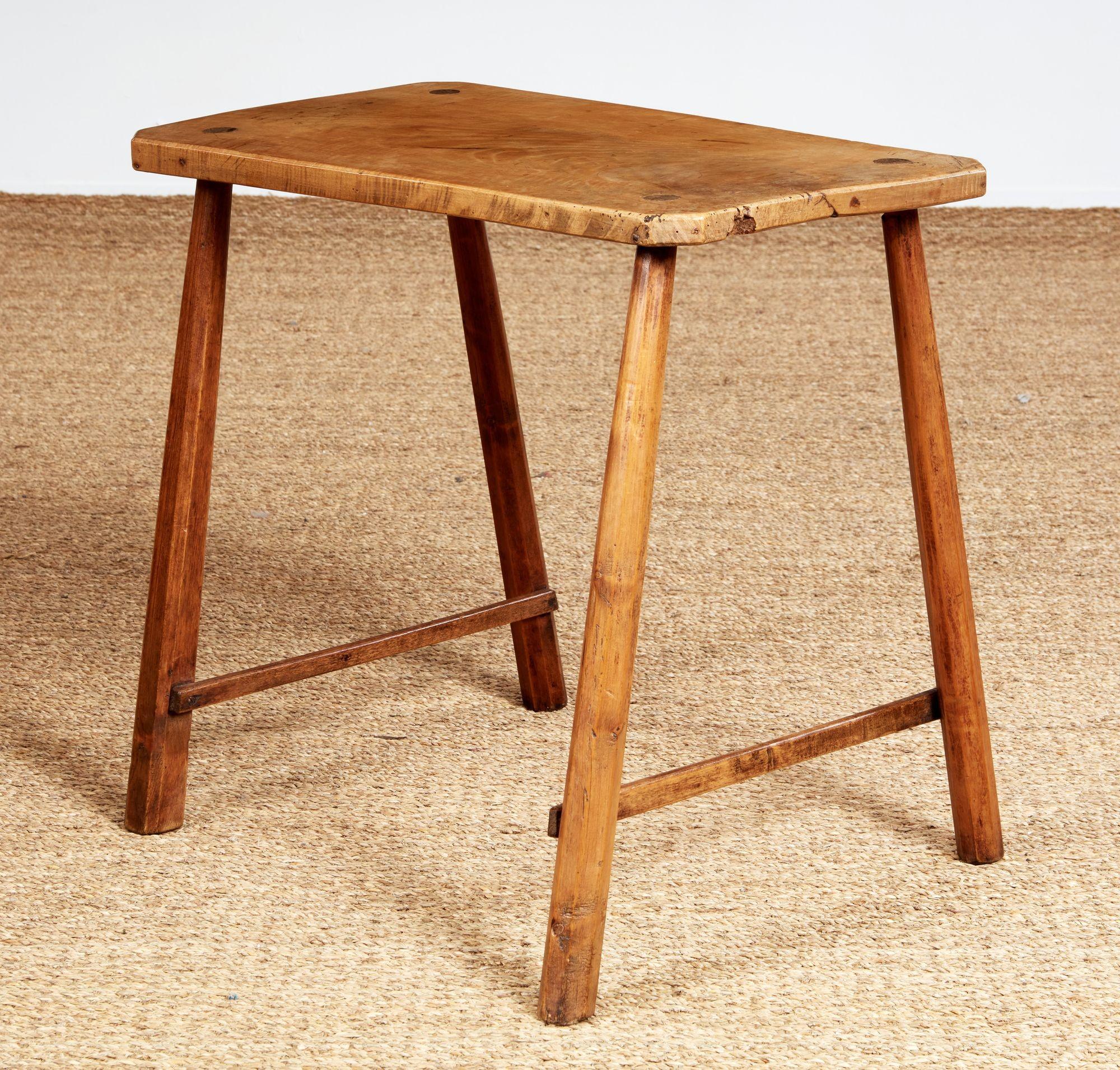 XIXe siècle Petite table rustique en sycomore en vente