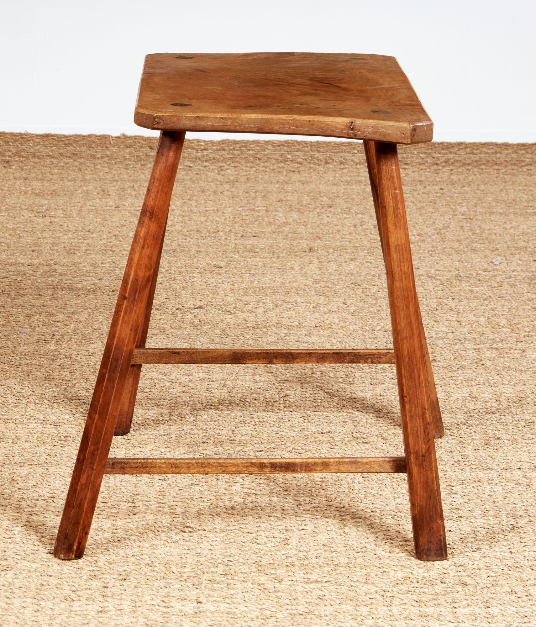 Sycomore Petite table rustique en sycomore en vente