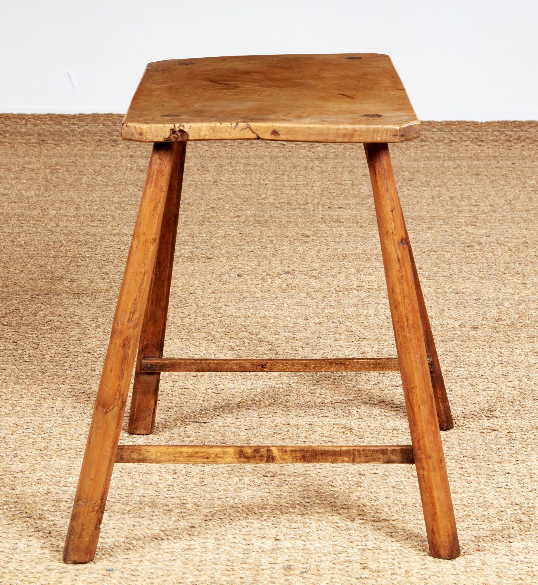 Petite table rustique en sycomore en vente 1