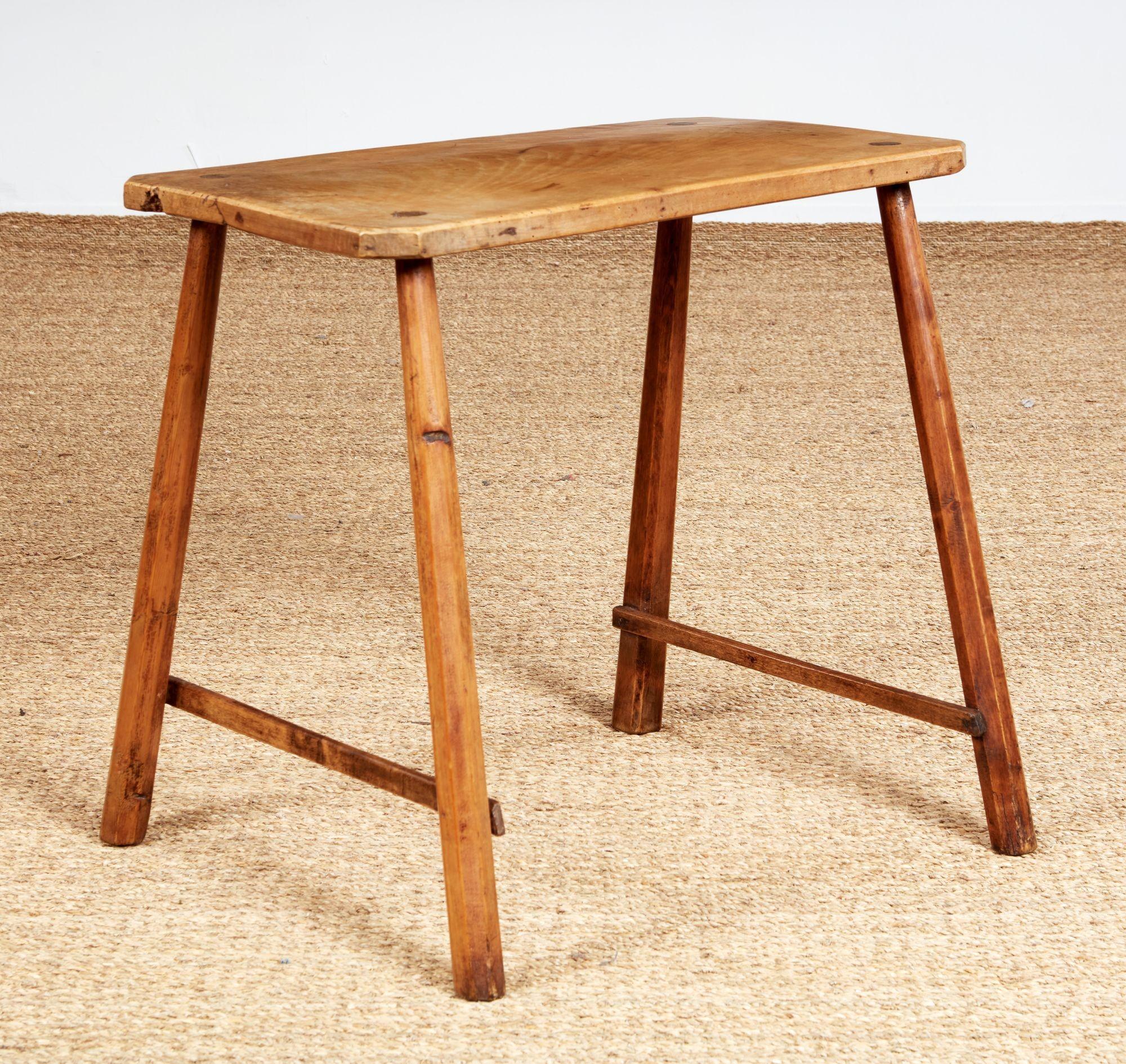 Petite table rustique en sycomore en vente 3