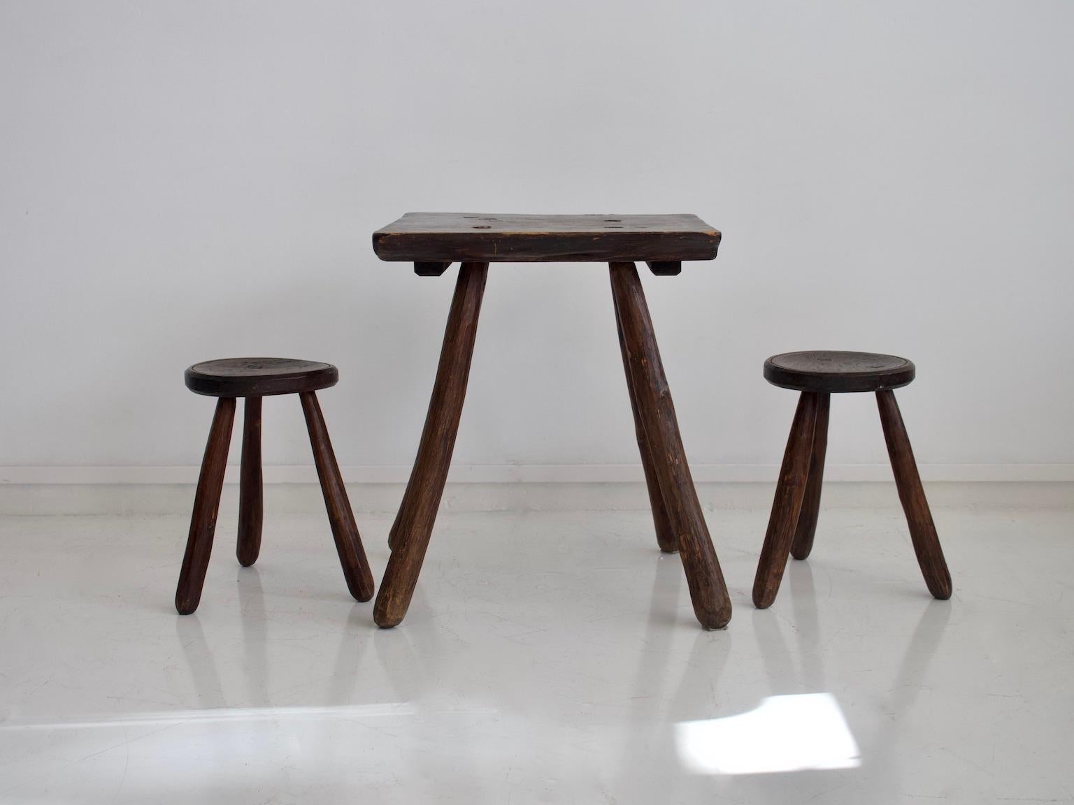 Set of a rustic table and two tripod stools in profiled wood log carved with gouge. Made in France in circa 1950.
Measures: Table H 71 x W 60 x D 60 cm.
Stools height 44 cm, diameter 29 cm.