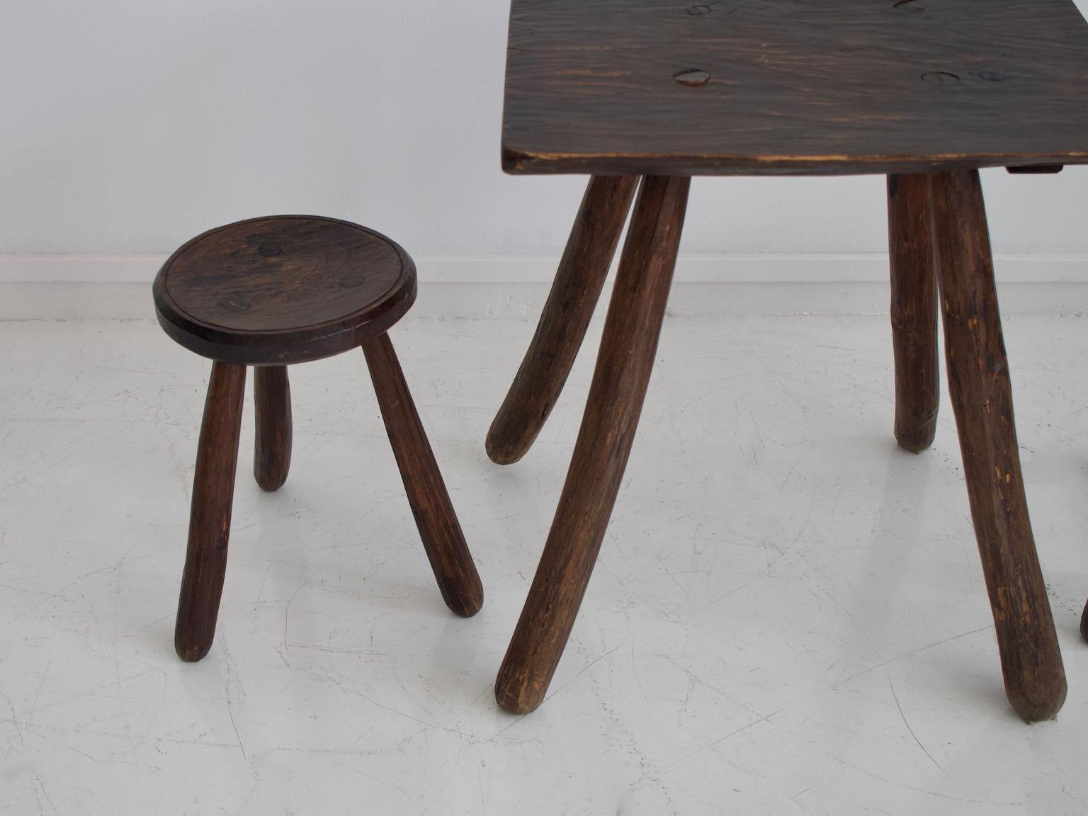 Rustic Table and Two Tripod Stools of Profiled Wood Logs In Good Condition In Madrid, ES