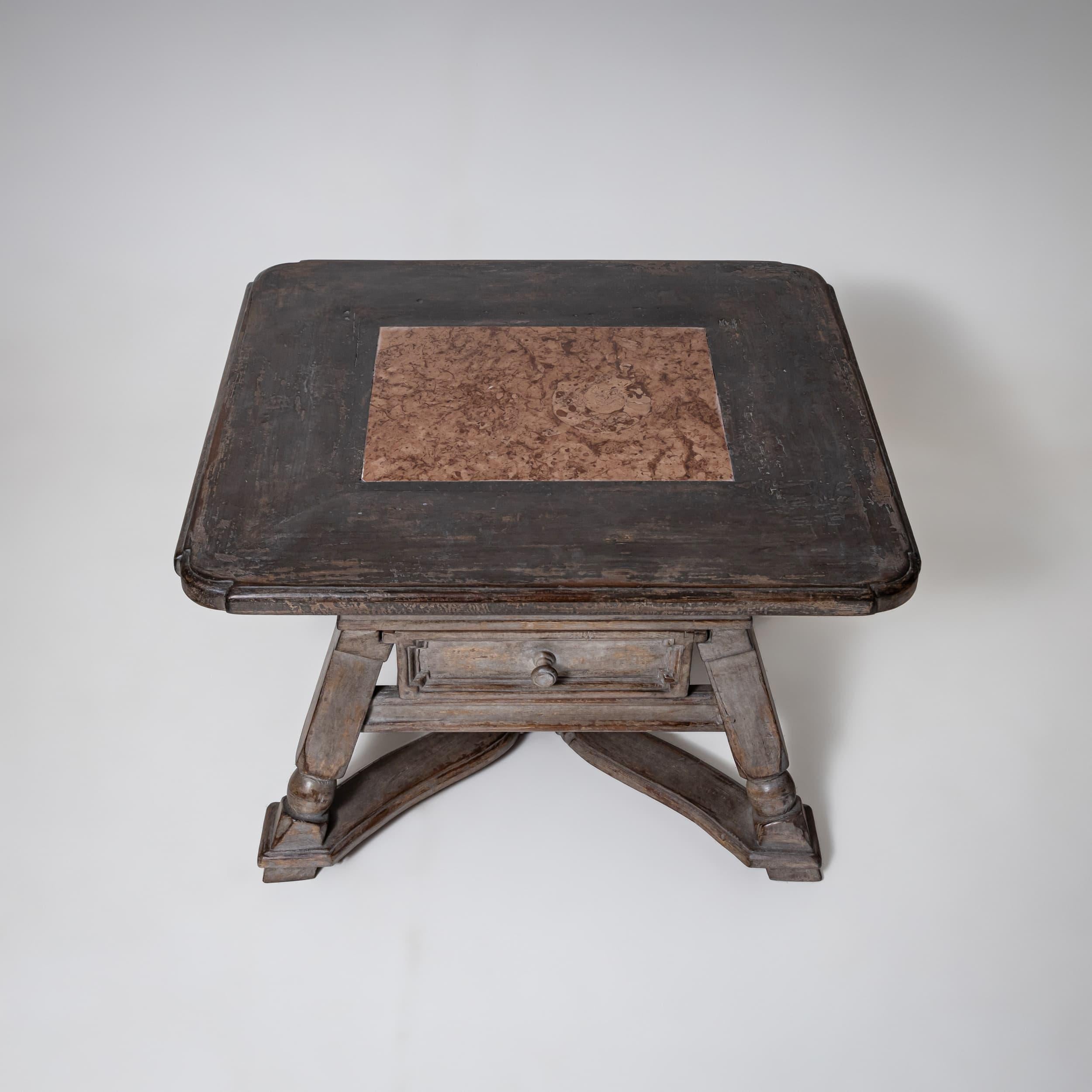 Table rustique en guise de table basse, 20e siècle en vente 3