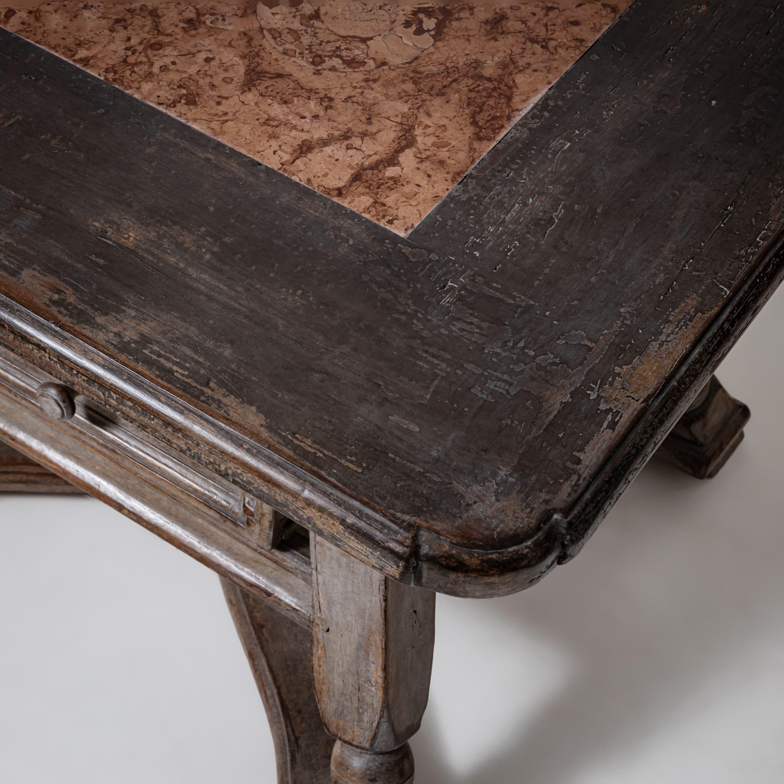 Table rustique en guise de table basse, 20e siècle en vente 4