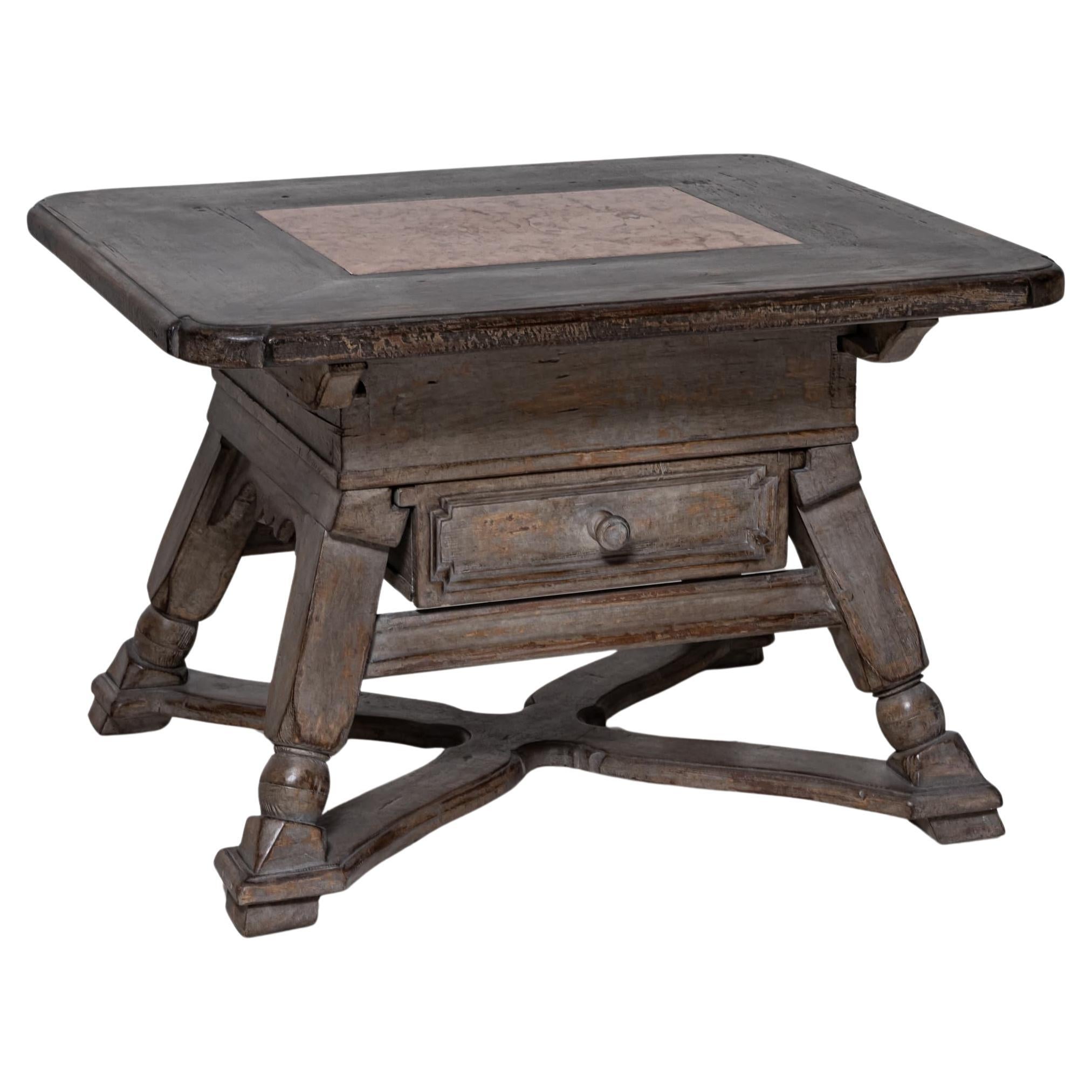 Table rustique en guise de table basse, 20e siècle