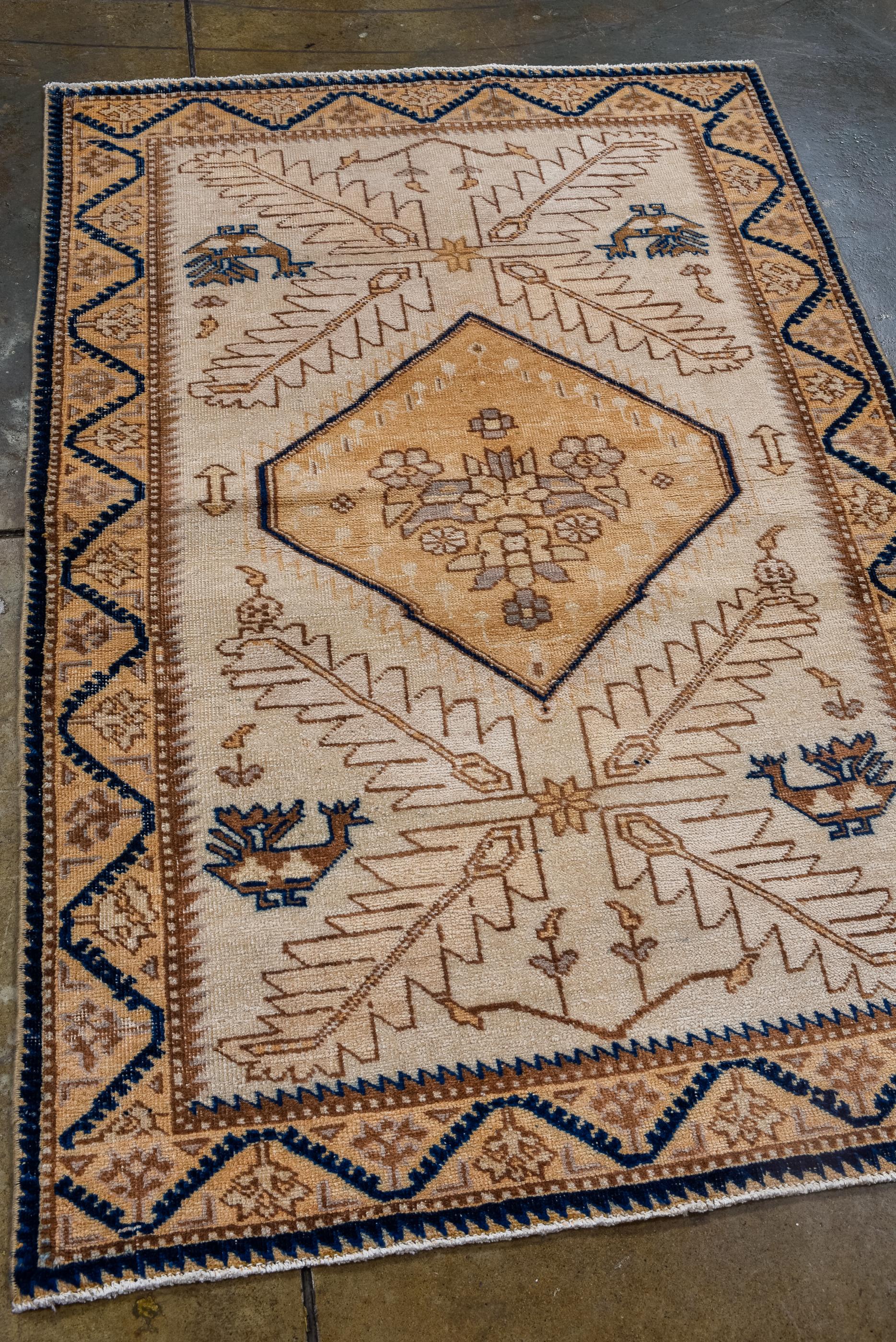 Perse Tabriz rustique avec un champ crème et un médaillon de paille en vente