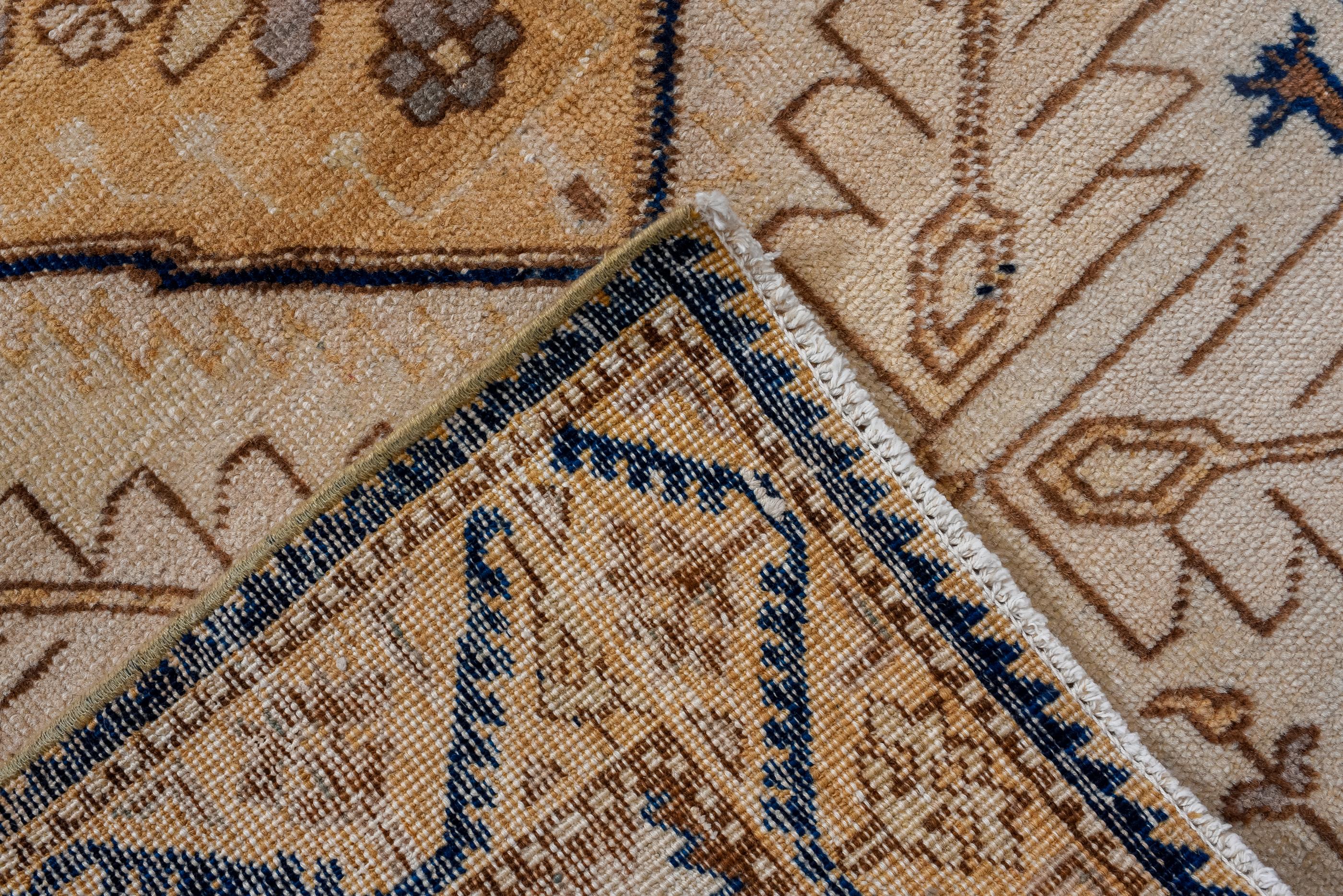 20ième siècle Tabriz rustique avec un champ crème et un médaillon de paille en vente