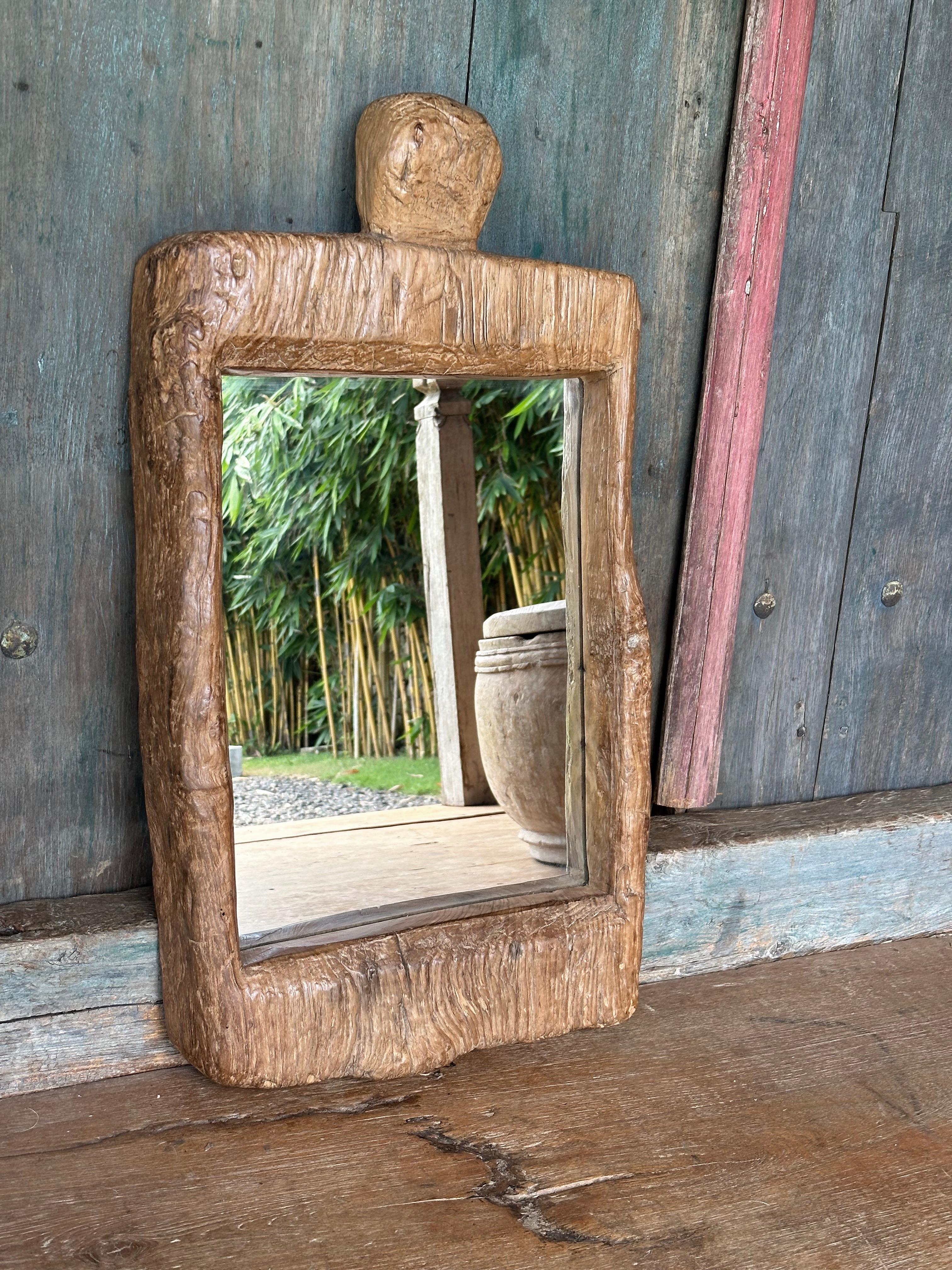 Ein wundervoller, einzigartiger Spiegel, der aus dem Holz einer antiken, massiven Teakholz-Lesung gefertigt wurde. Lesungs sind Reismörser, die auf der Insel Java zum Entfernen von Reishülsen verwendet werden. Das für diesen Spiegel verwendete Holz