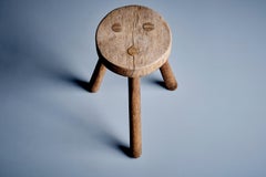 Taburete rústico de tres patas de roble