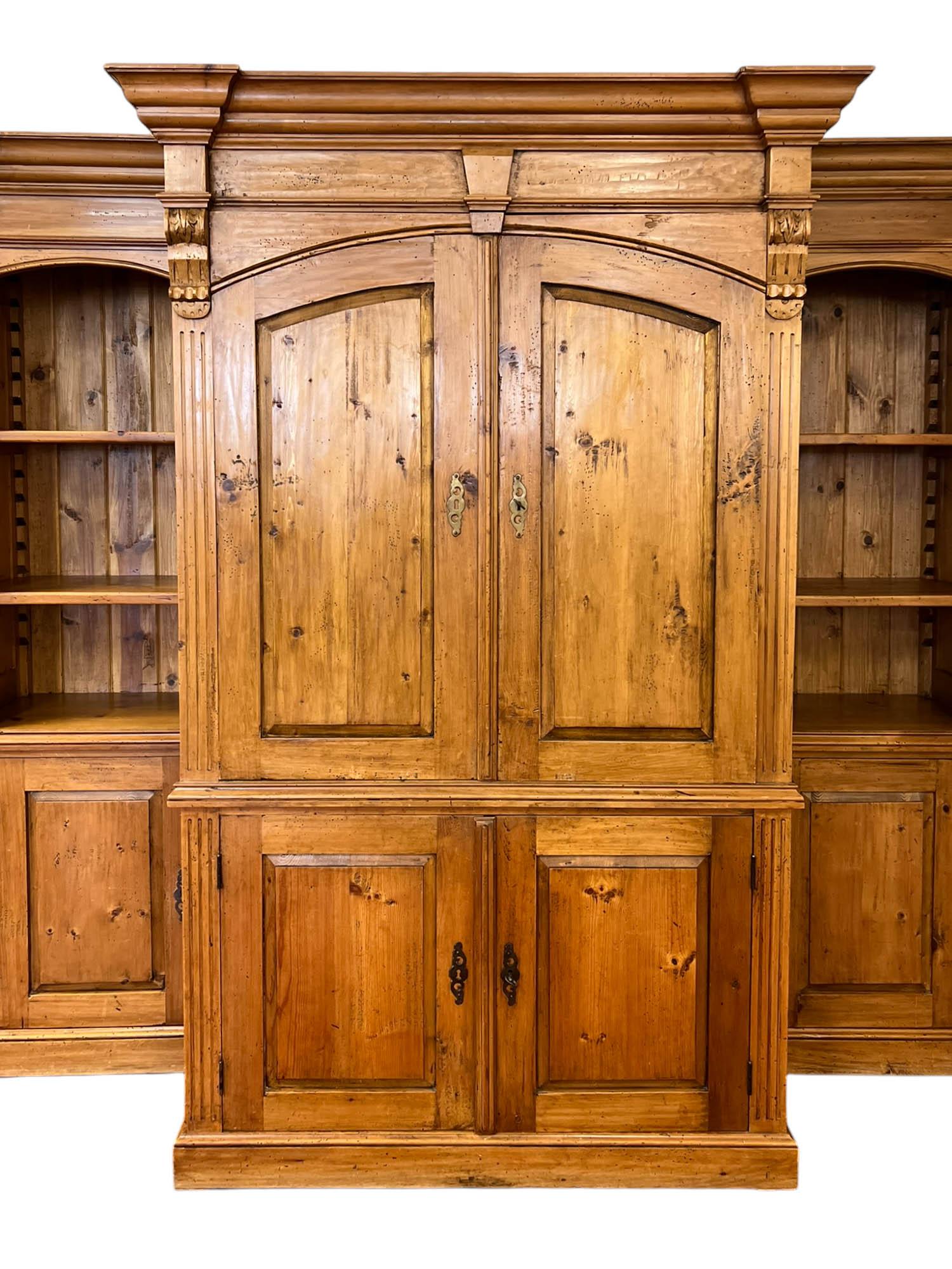 Armoire rustico a tre pezzi in pino massiccio cerato in vendita 4