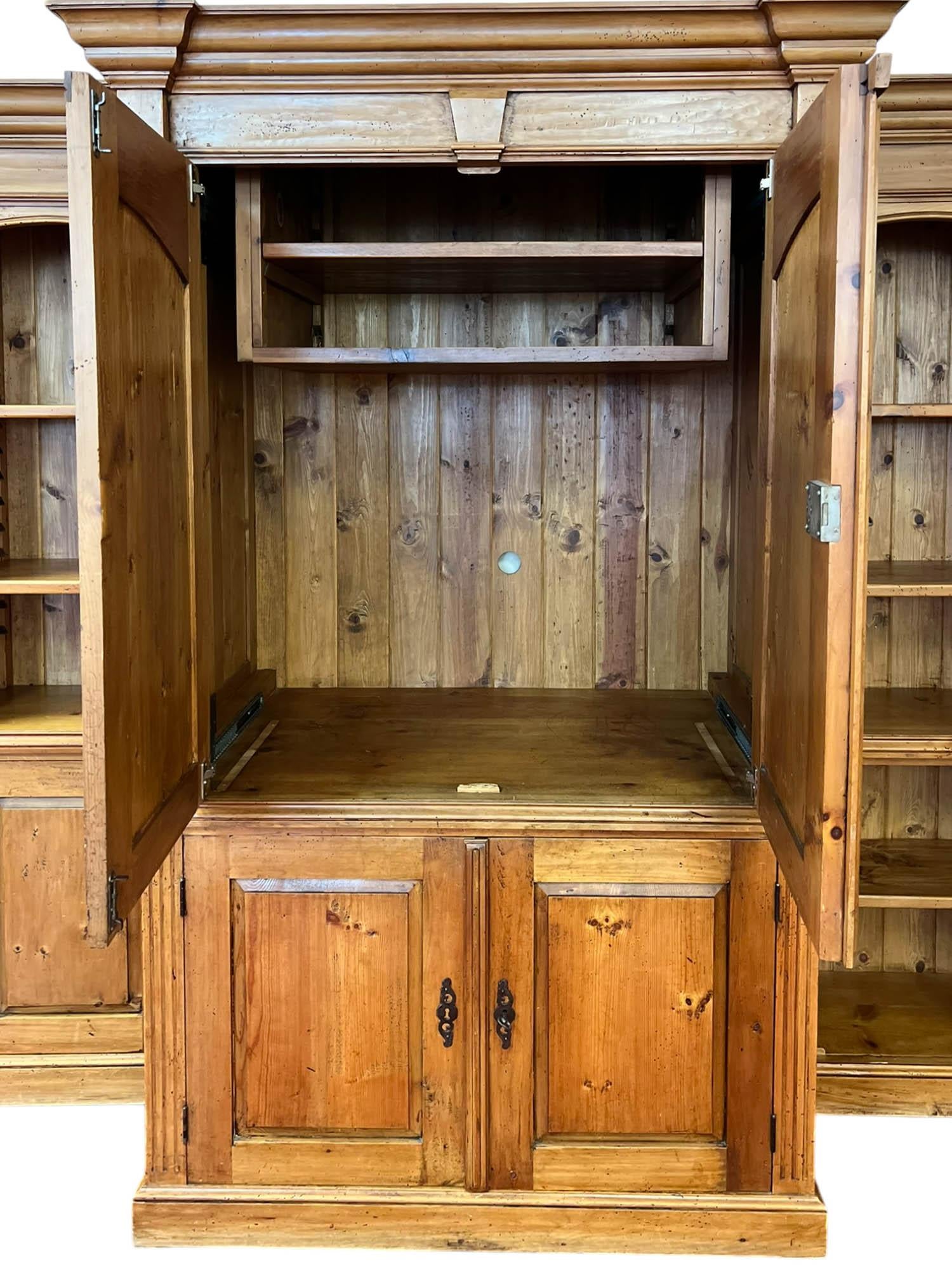 Armoire rustico a tre pezzi in pino massiccio cerato in vendita 6