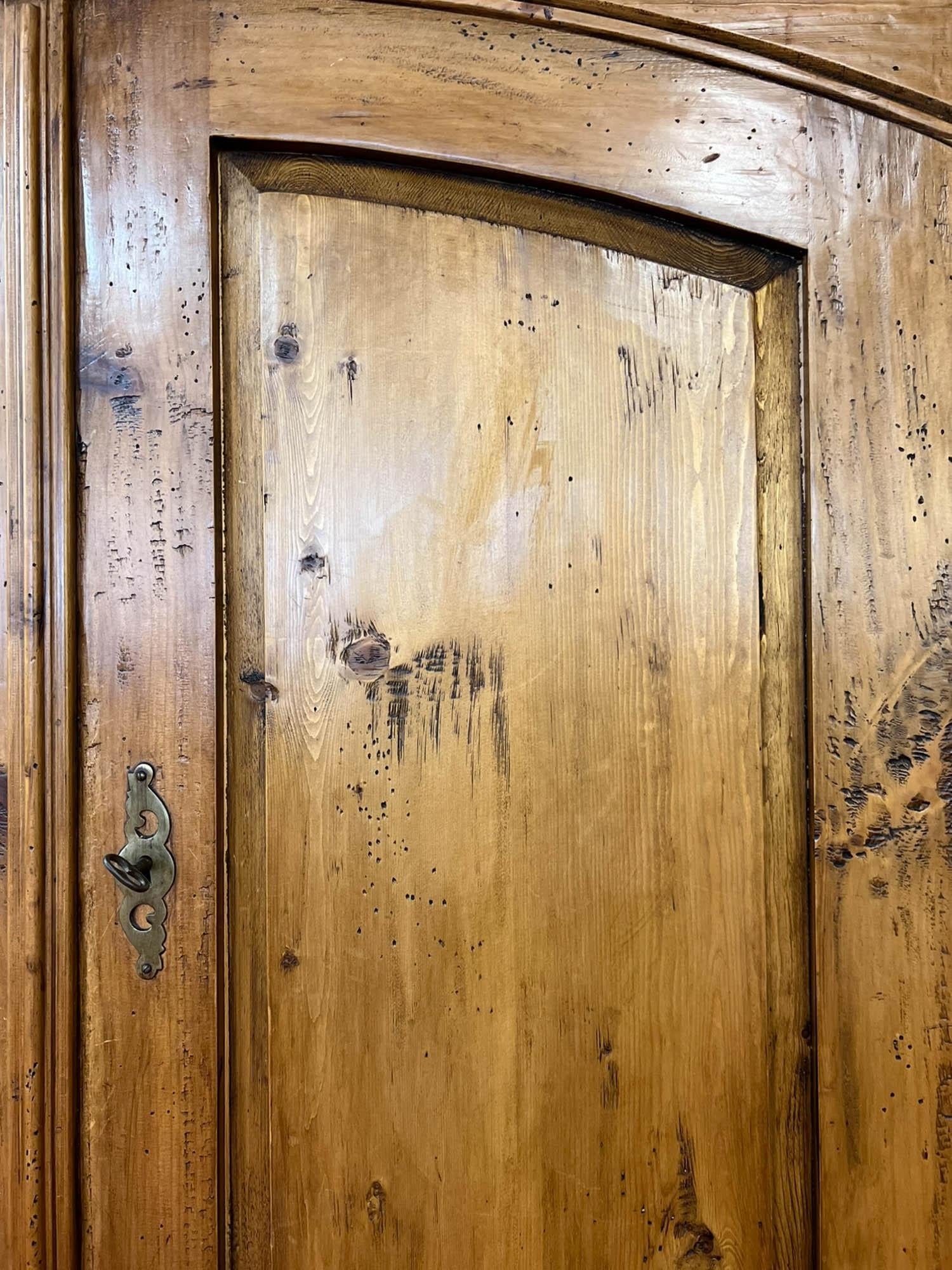 Armoire rustico a tre pezzi in pino massiccio cerato in vendita 8