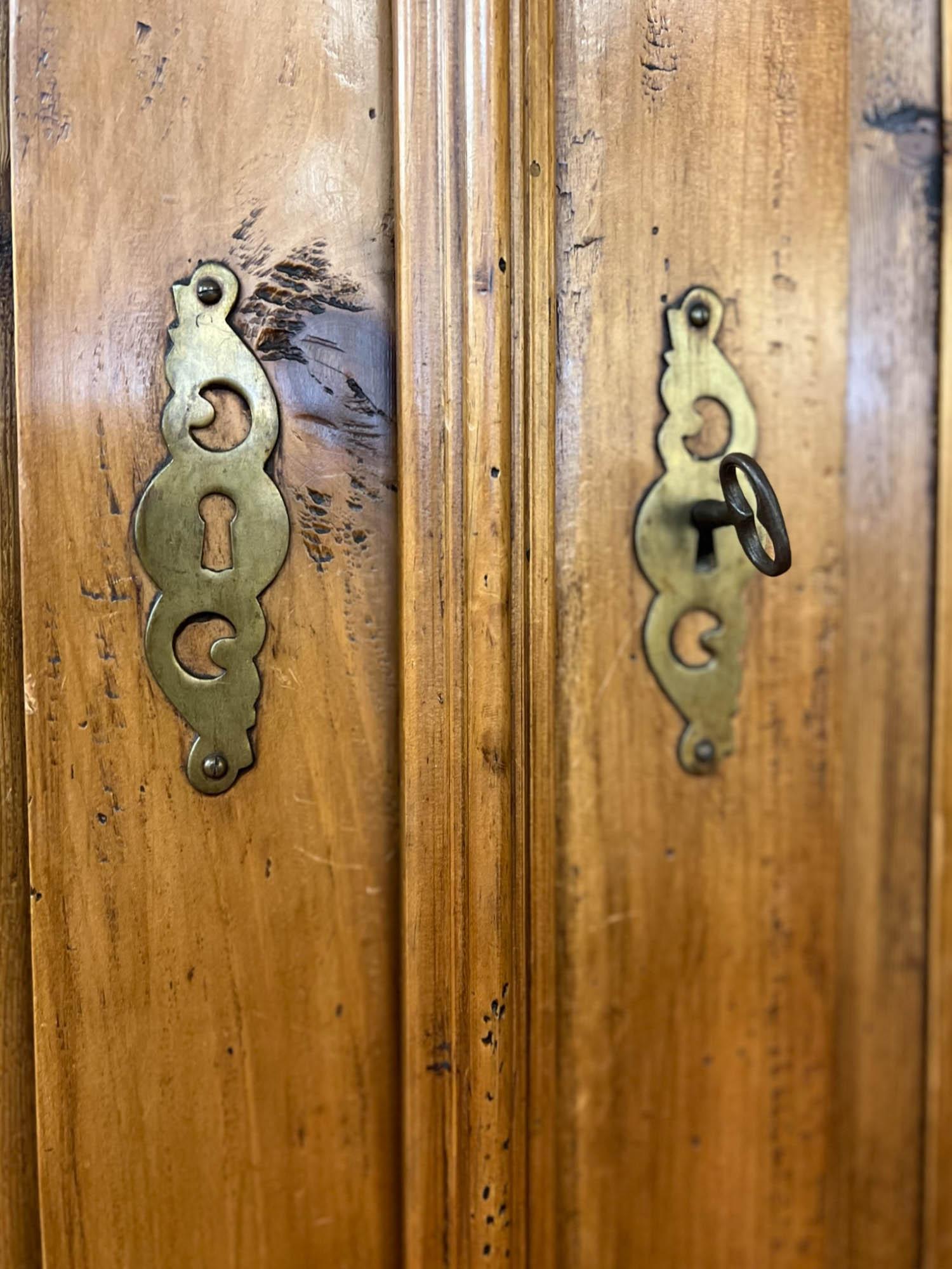 Armoire rustico a tre pezzi in pino massiccio cerato in vendita 9