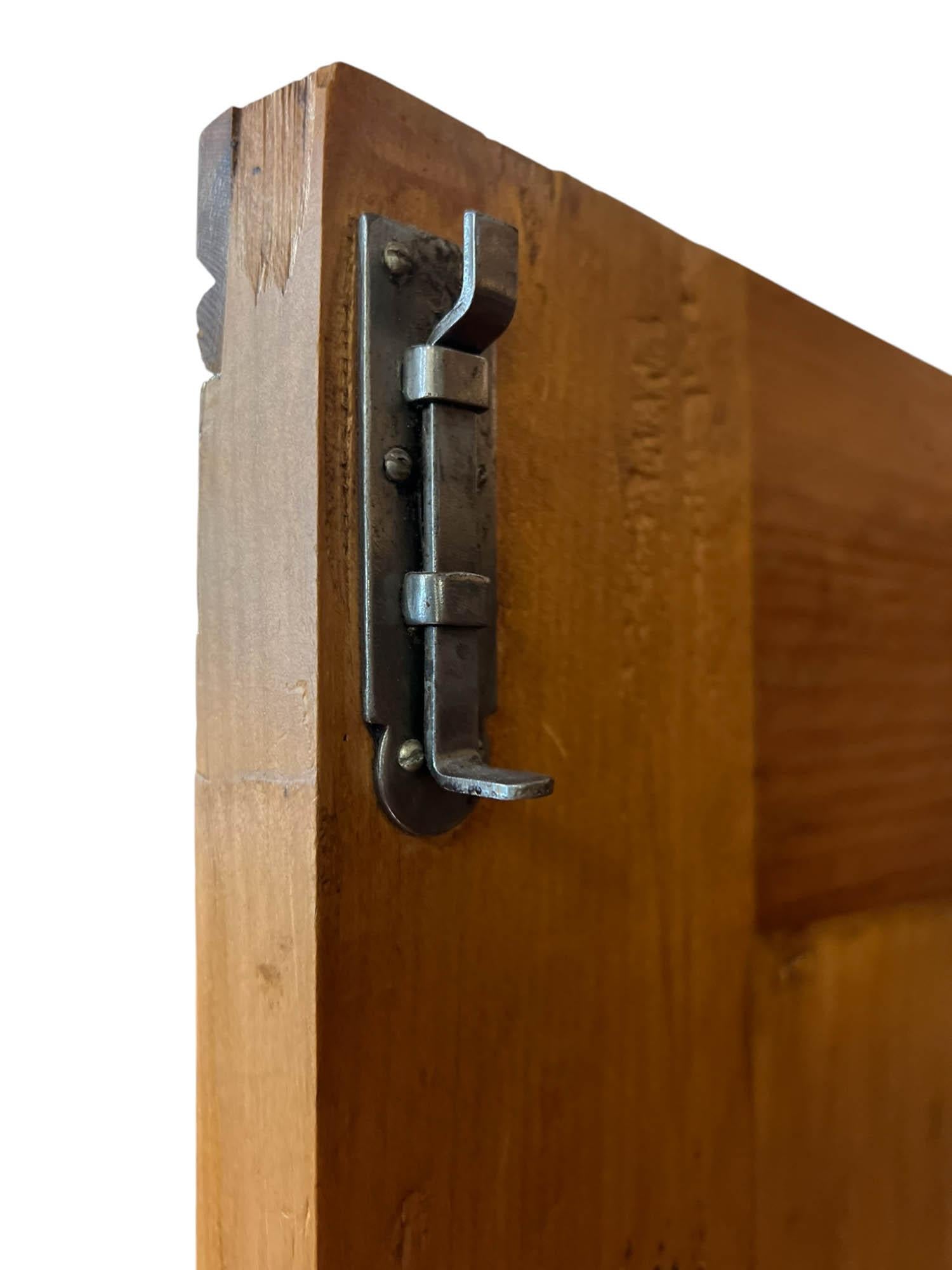 Armoire rustico a tre pezzi in pino massiccio cerato in vendita 10
