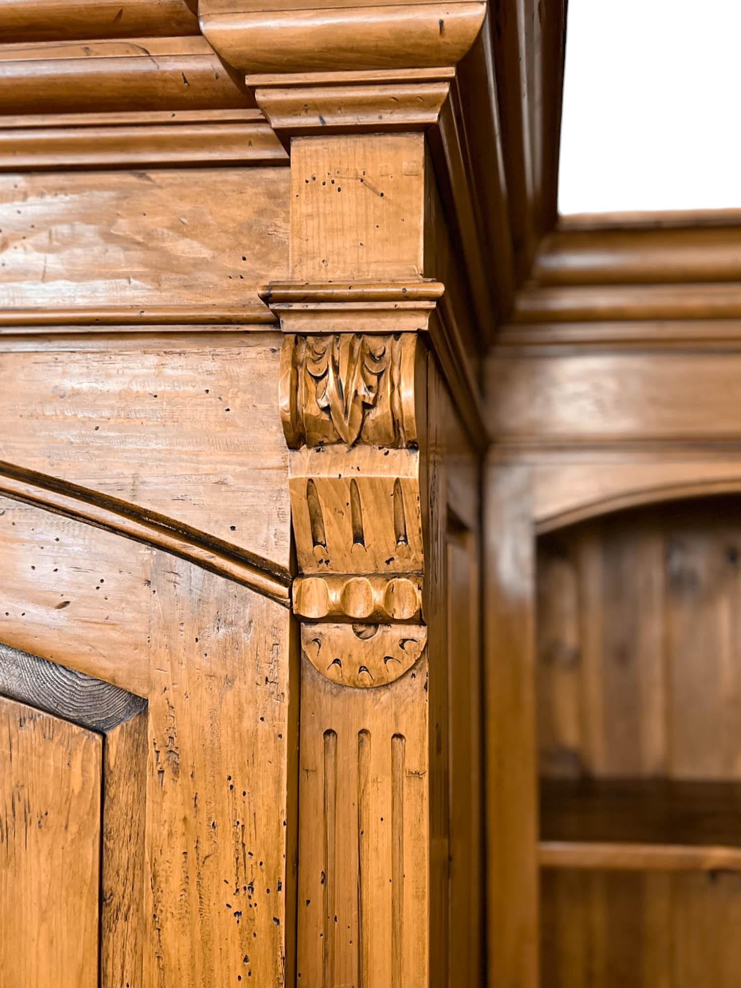 Armoire rustico a tre pezzi in pino massiccio cerato in vendita 11