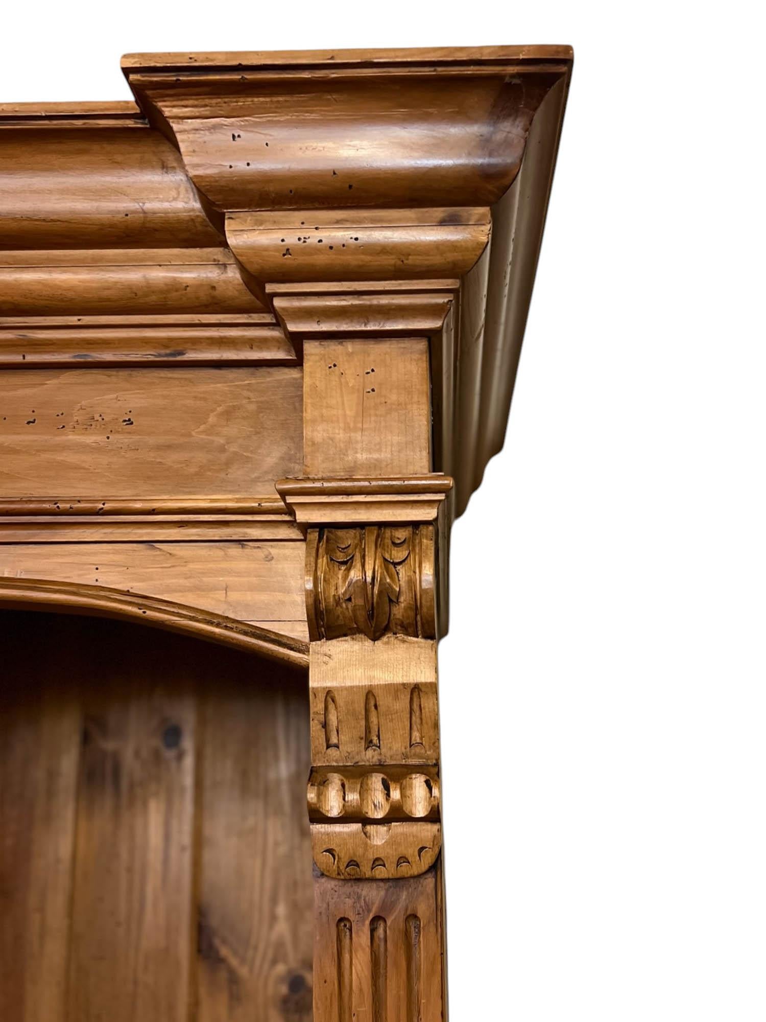 Armoire rustico a tre pezzi in pino massiccio cerato in vendita 14