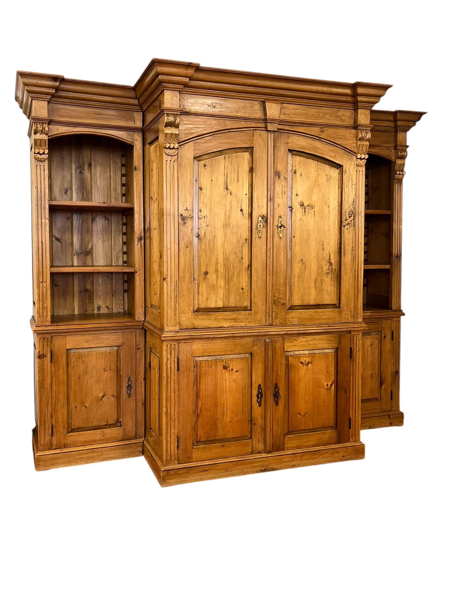 Rustico Armoire rustico a tre pezzi in pino massiccio cerato in vendita