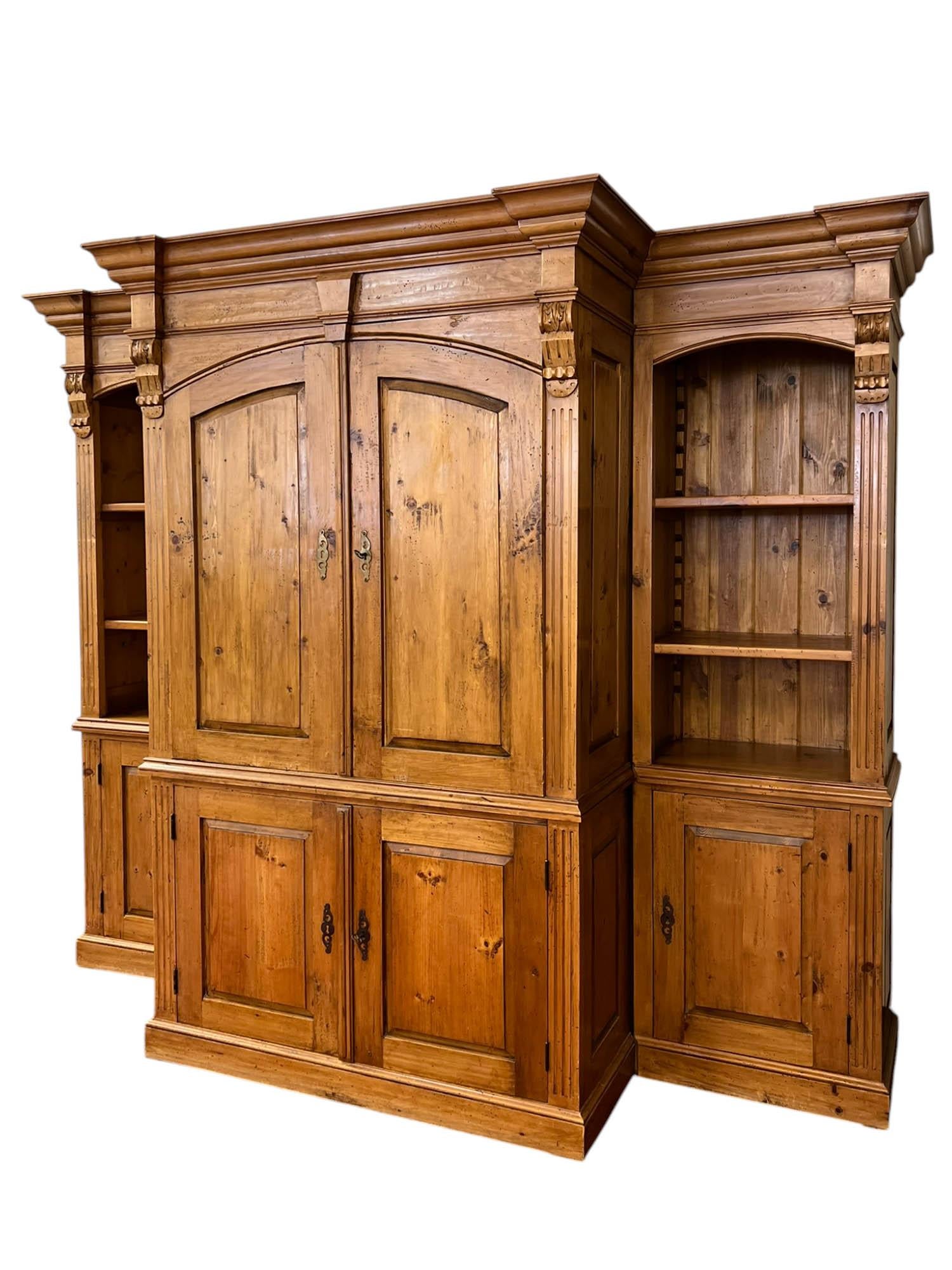 Armoire rustico a tre pezzi in pino massiccio cerato In condizioni buone in vendita a North Palm Beach, FL