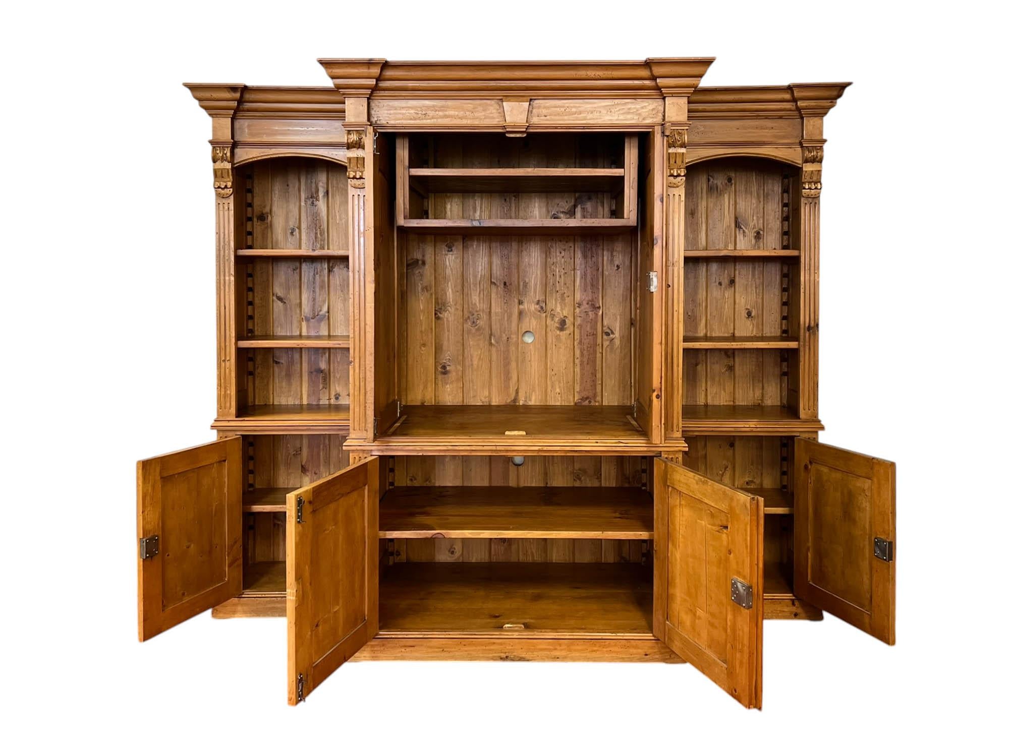 Fine XX secolo Armoire rustico a tre pezzi in pino massiccio cerato in vendita