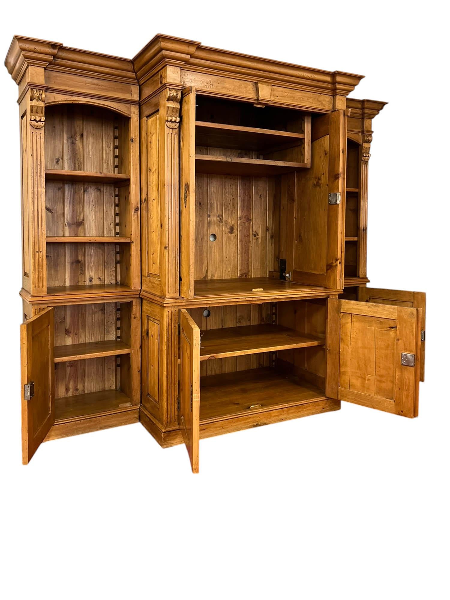 Pino Armoire rustico a tre pezzi in pino massiccio cerato in vendita
