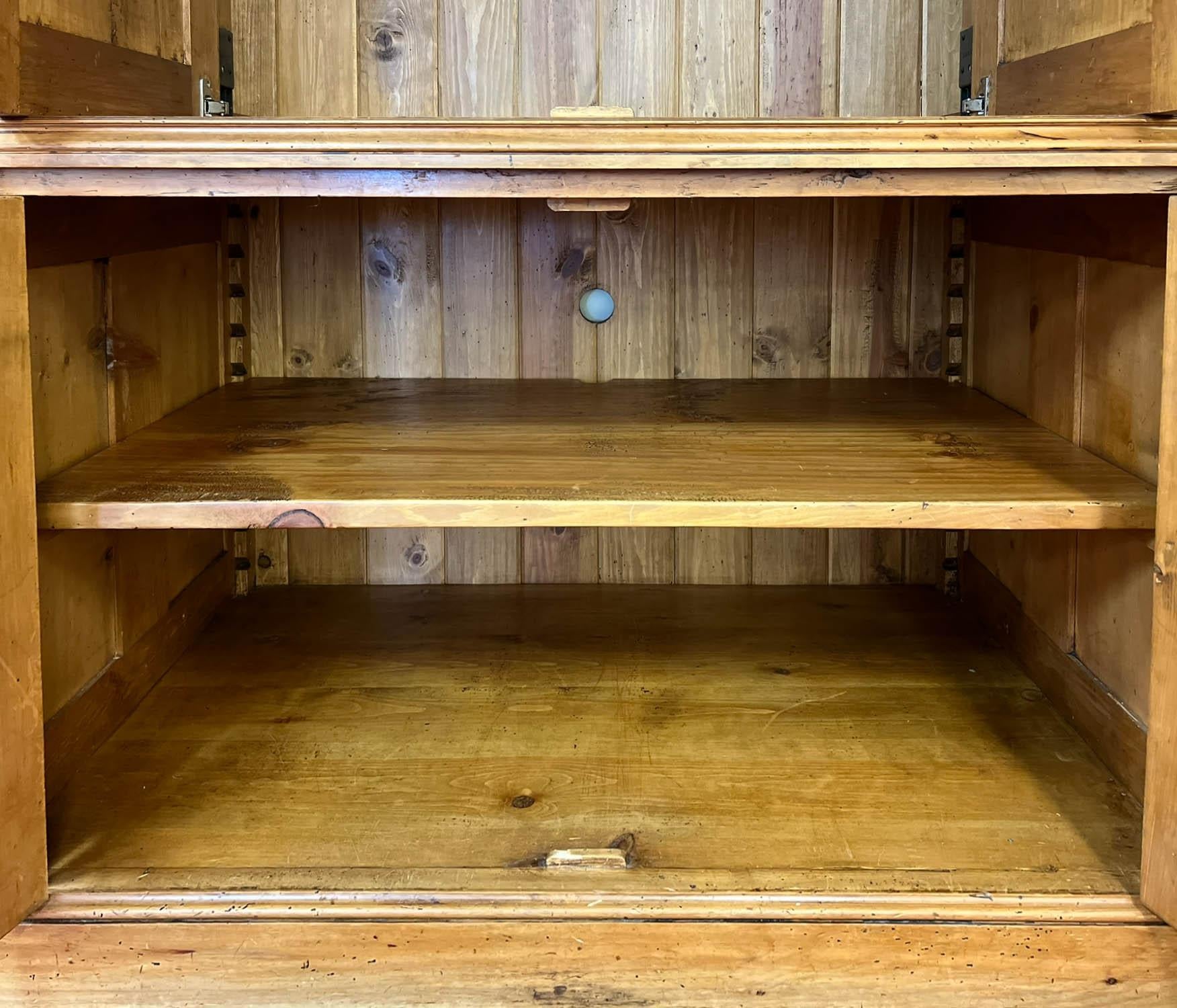 Armoire rustico a tre pezzi in pino massiccio cerato in vendita 1