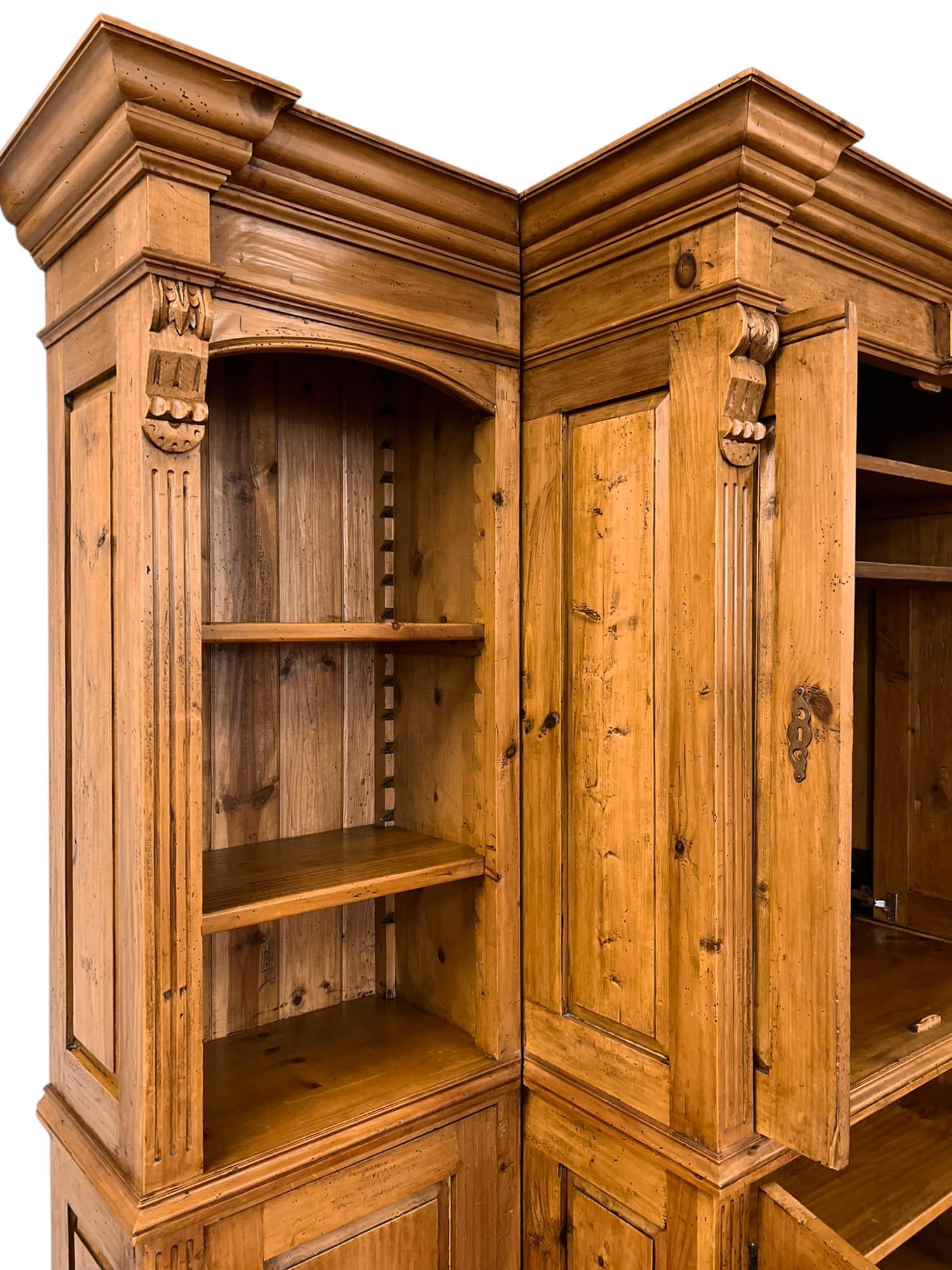 Armoire rustico a tre pezzi in pino massiccio cerato in vendita 2