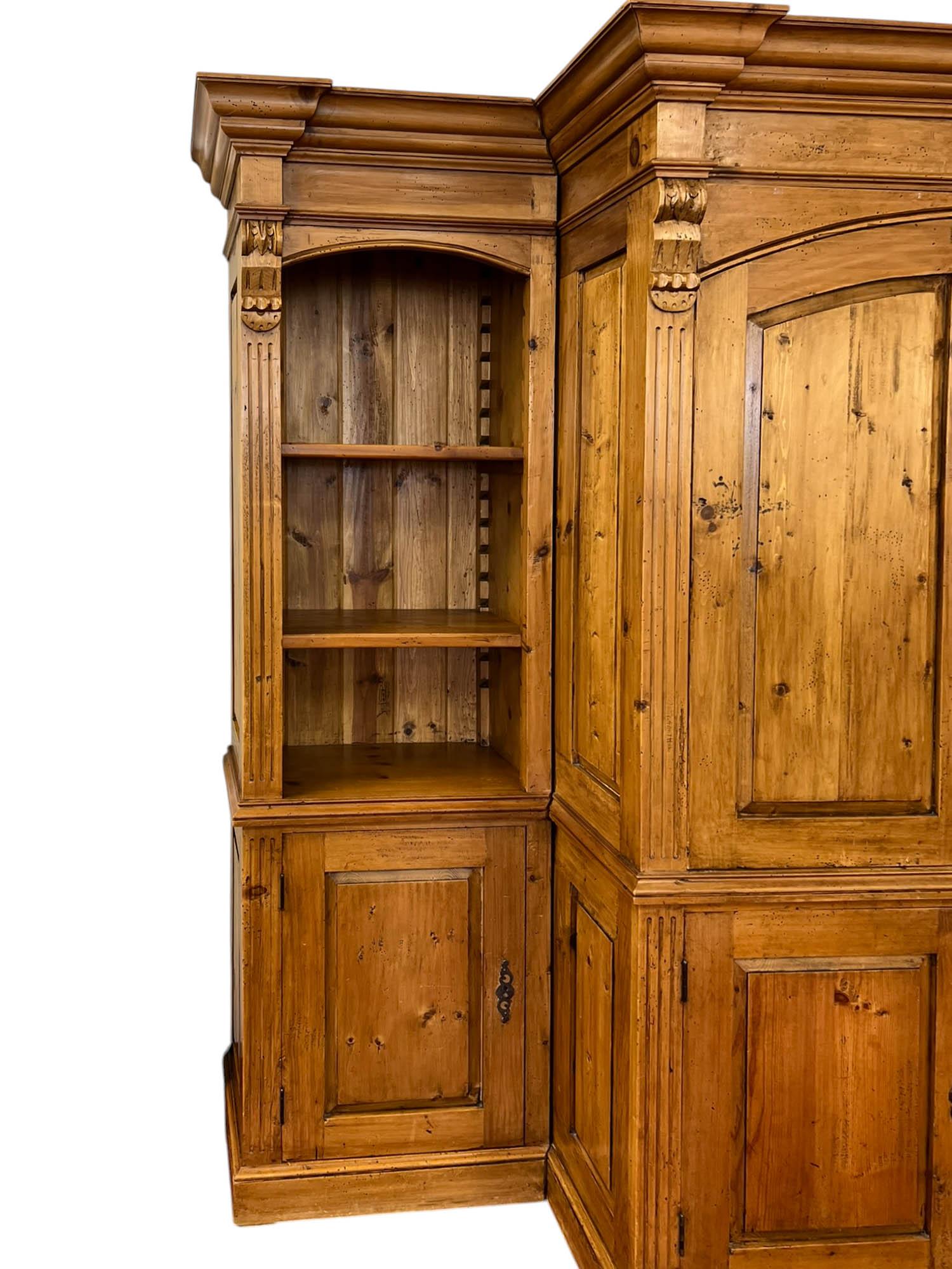 Armoire rustico a tre pezzi in pino massiccio cerato in vendita 3