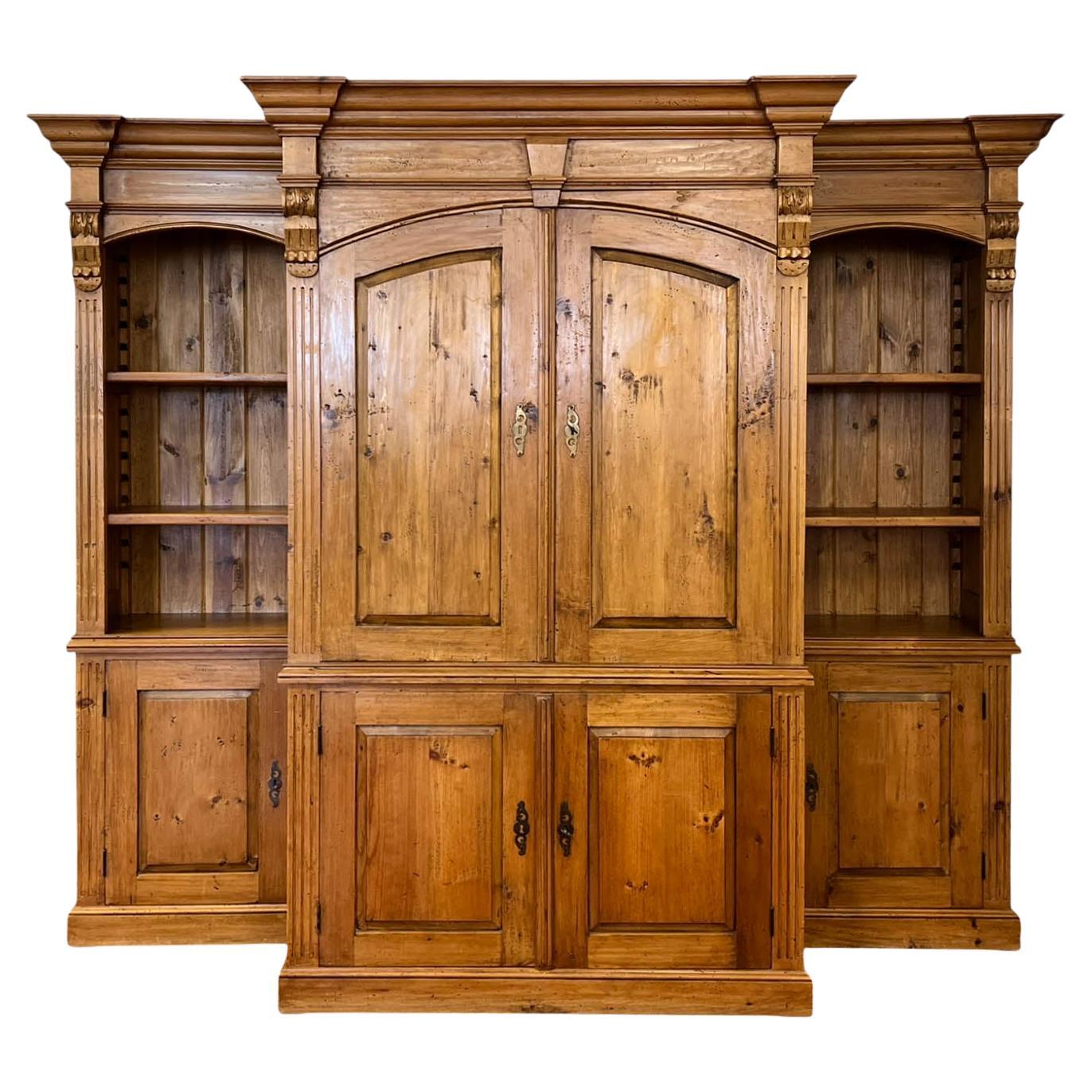 Armoire rustico a tre pezzi in pino massiccio cerato in vendita