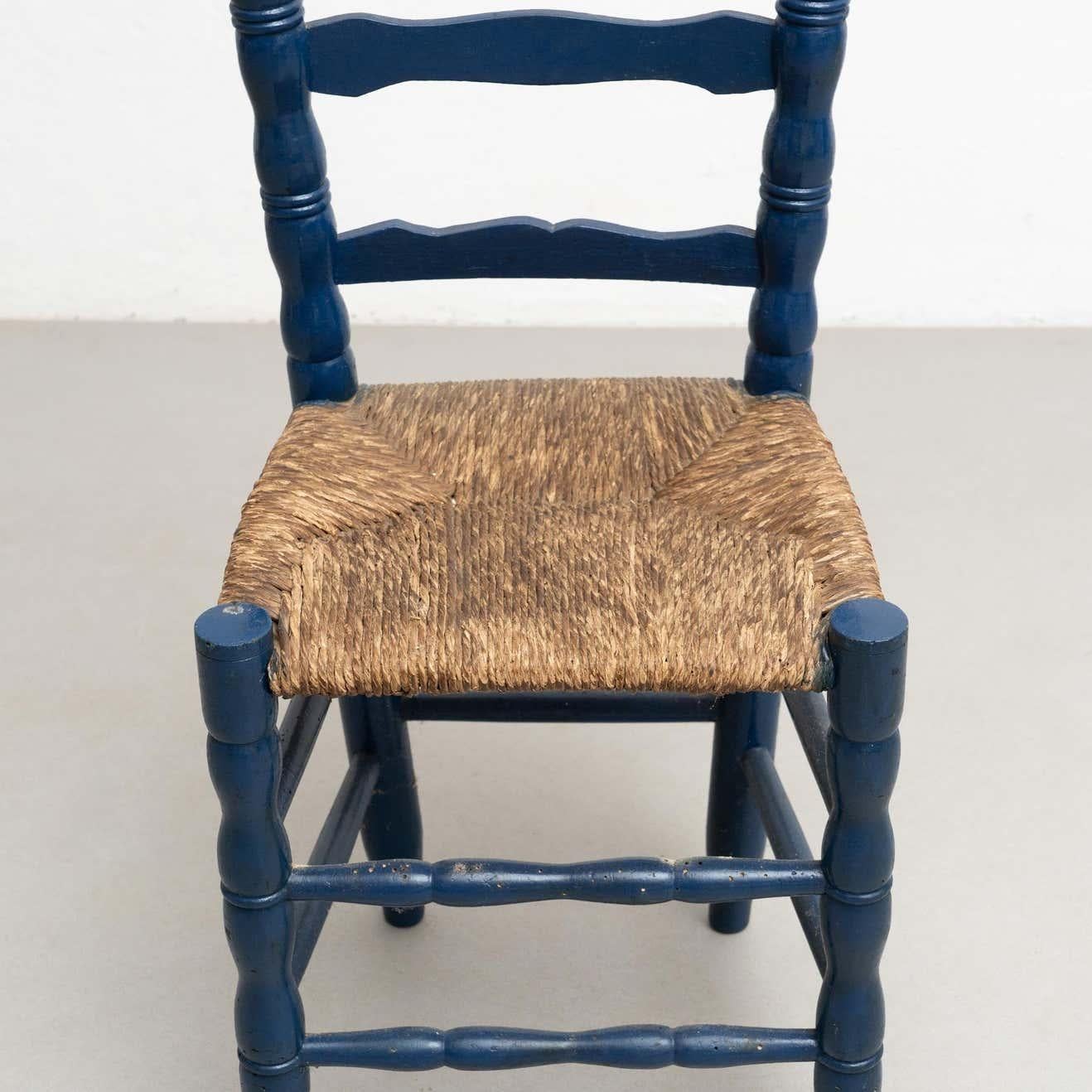 Chaise rustique traditionnelle en bois peinte à la main, vers 1940 en vente 10