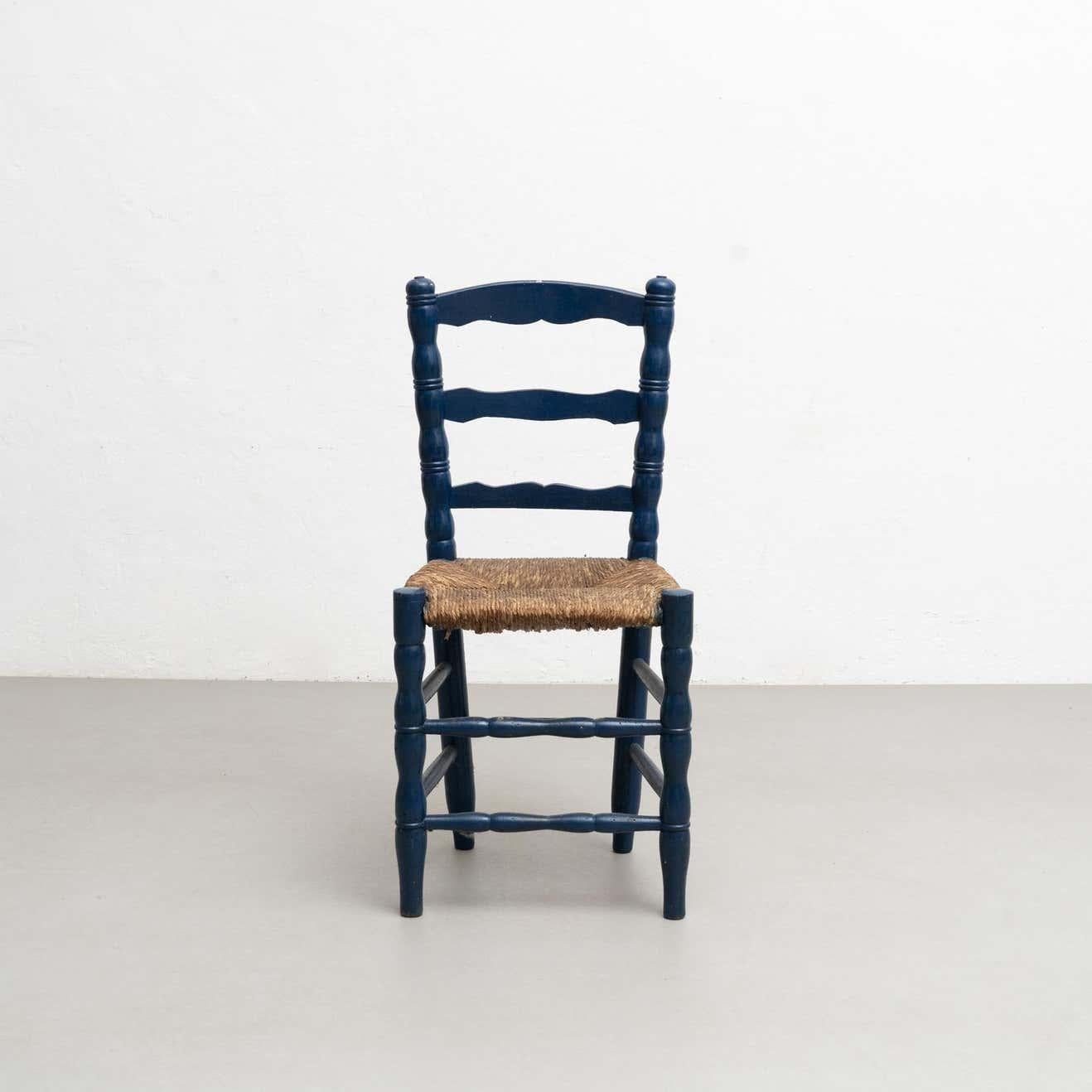 Sedia rustica in legno fatta e dipinta a mano.  Realizzato da un artigiano sconosciuto in Spagna, intorno al 1940.  In buone condizioni originali, con lievi usure dovute all'età e all'uso, che conservano una bella patina.  Materiali: Wood.  