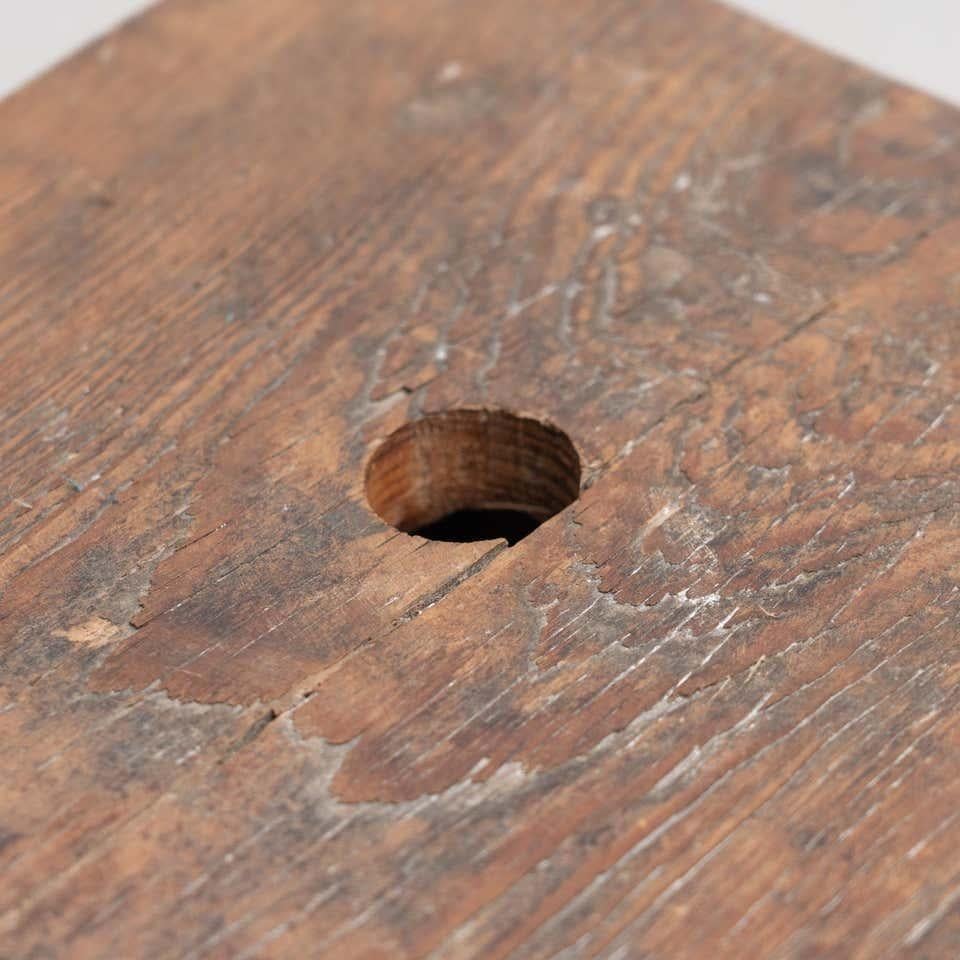 Tabouret de traite rustique traditionnel en bois pour l'agriculture - France, Circa 1920 en vente 3