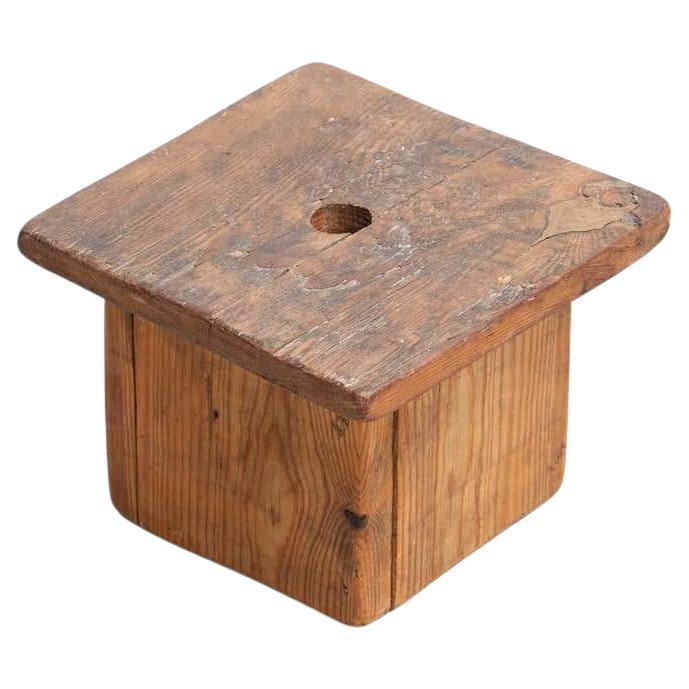 Tabouret de traite rustique traditionnel en bois pour l'agriculture - France, Circa 1920 en vente