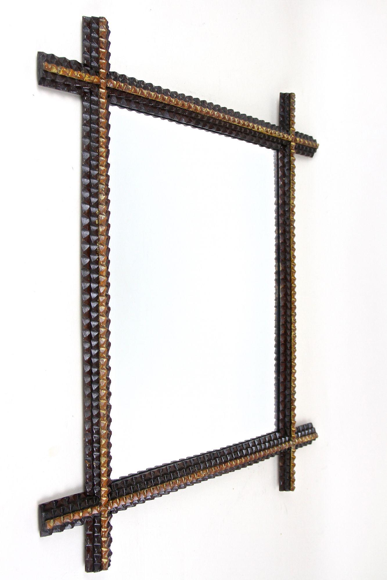 Magnifique et unique miroir mural Tramp Art sculpté à la main à la fin du 19e siècle en Autriche. Sculpté avec art à la main vers 1880, cet extraordinaire miroir mural rustique impressionne par son extraordinaire design entaillé et ses coins