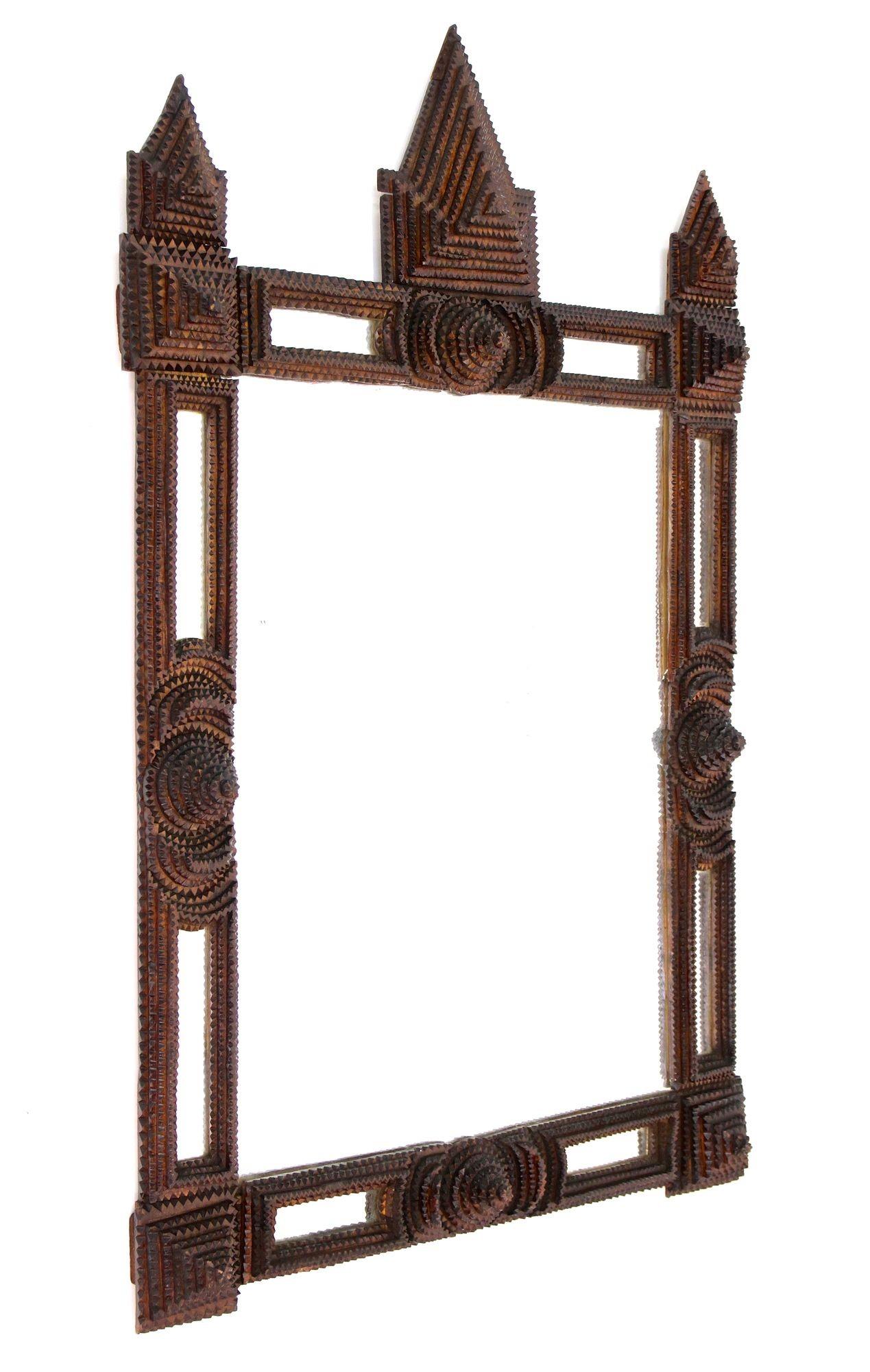 Miroir mural rustique Tramp Art absolument extraordinaire et rare, datant de la fin du 19e siècle, vers 1880, en Autriche. Ce grand miroir mural rural est un véritable bijou et impressionne par l'incroyable variété d'éléments sculptés à la main,