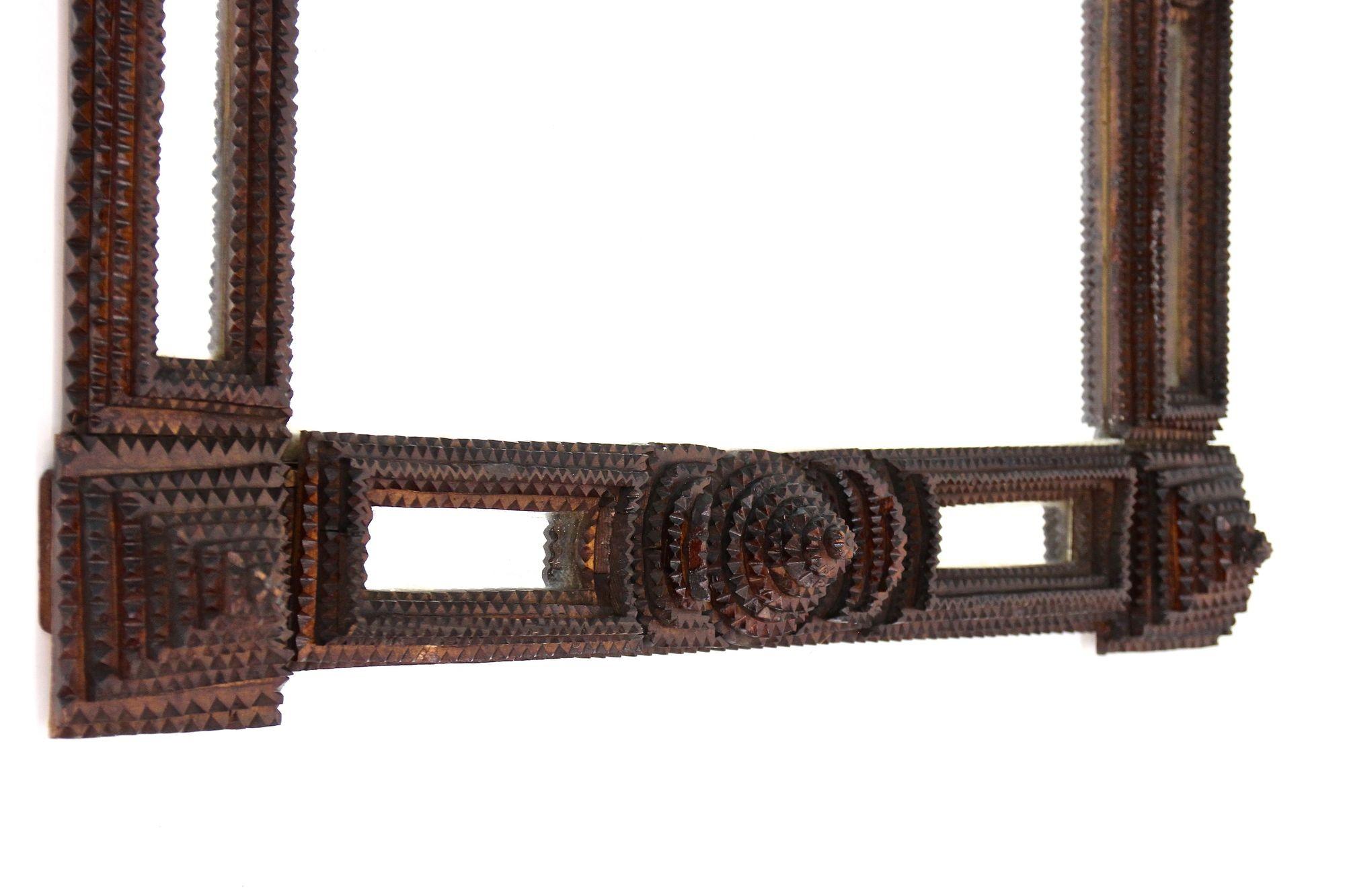 XIXe siècle Miroir mural rustique Tramp Art, sculpté à la main, 19ème siècle, Autriche, vers 1880 en vente