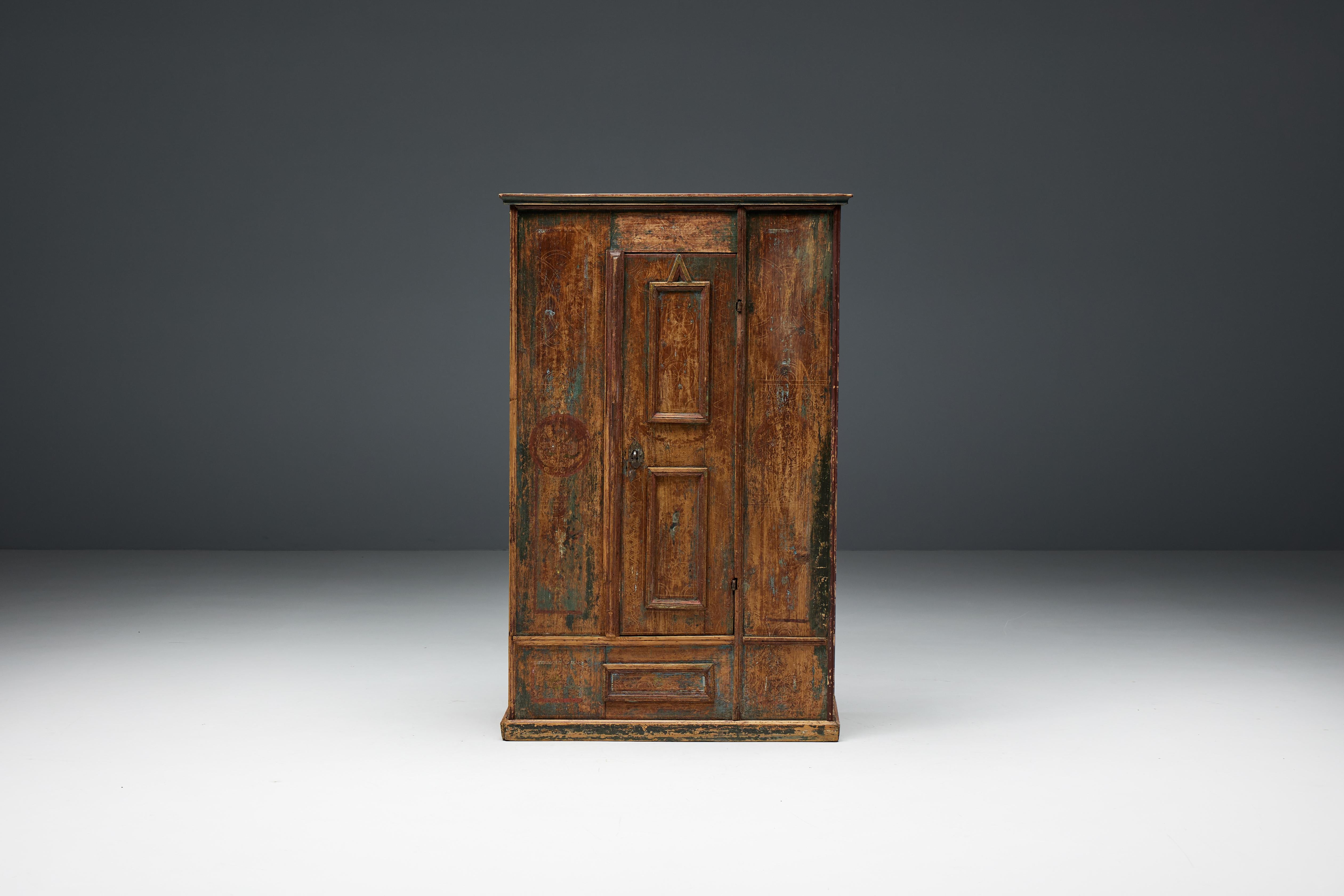 Armadietto rustico travail populaire realizzato in legno massiccio in Francia, circa 1800. Questo mobile bio travail populaire offre spazio sufficiente per riporre ed esporre vari oggetti. Sarebbe ideale come armadio in una camera da letto o in un