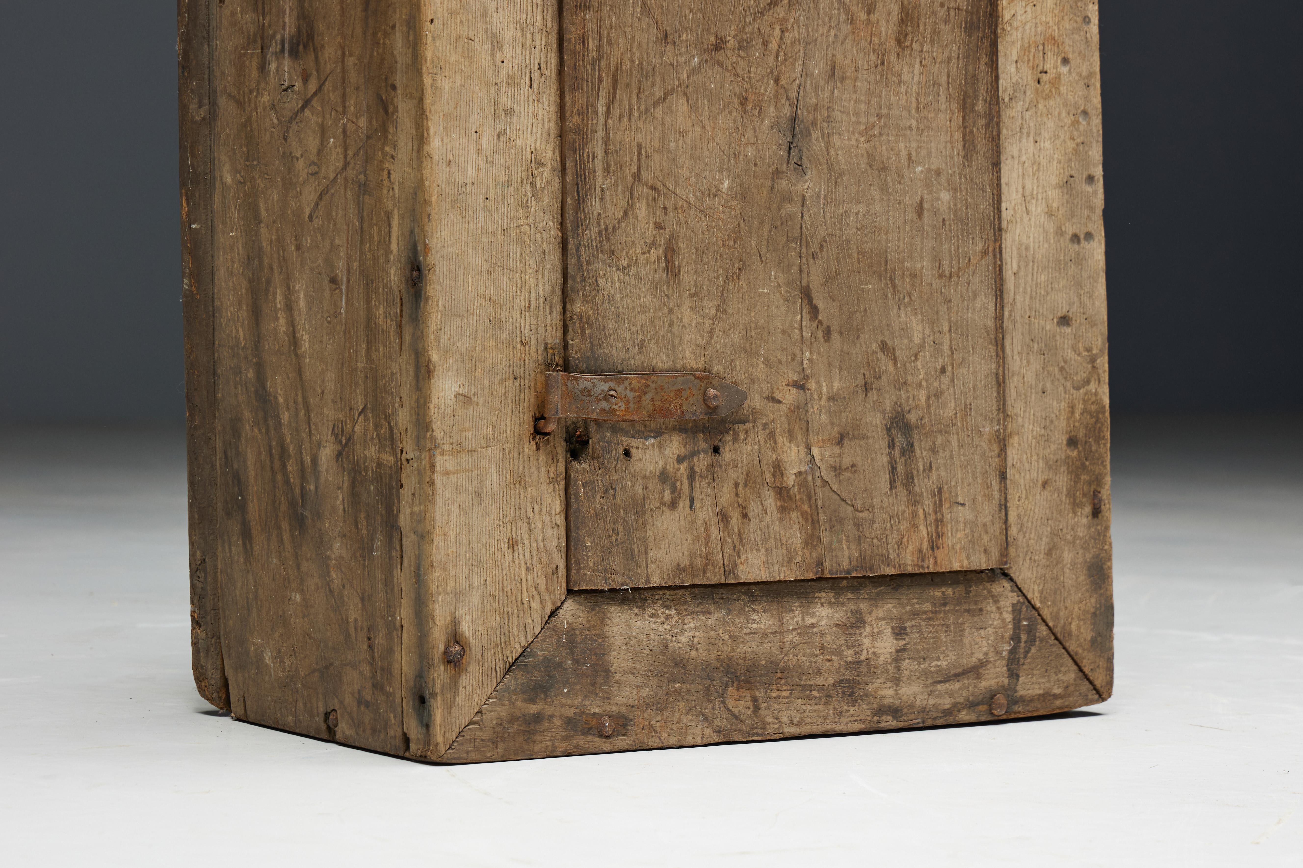 Rustic Travail Populaire Cupboard, France, 18th Century In Excellent Condition For Sale In Antwerp, BE