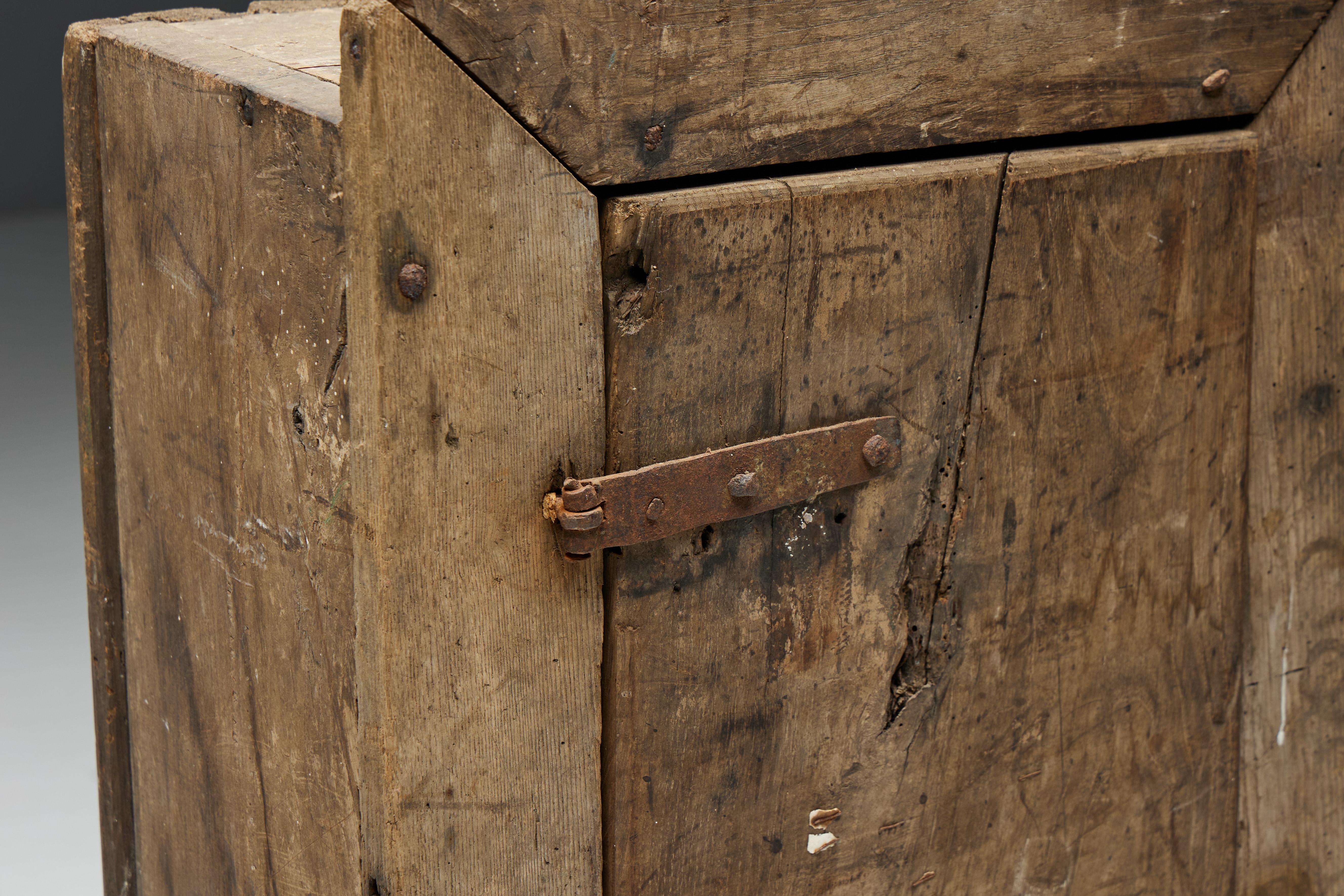Rustic Travail Populaire Cupboard, France, 18th Century For Sale 3