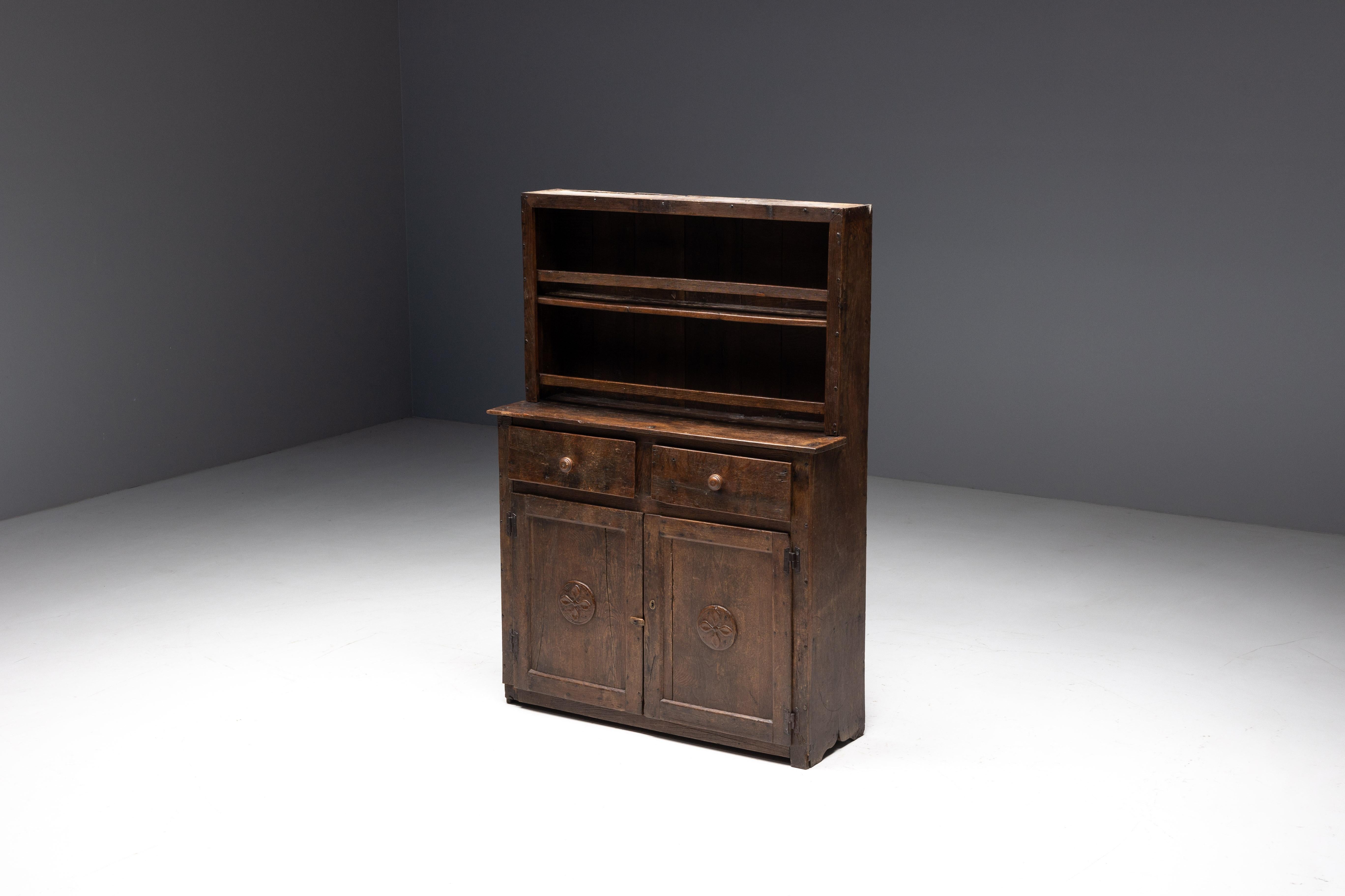 Questa credenza travail populaire incarna l'essenza del fascino wabi-sabi, mostrando un'eleganza rustica nella sua struttura in legno massiccio marrone scuro. La parte superiore vanta due ripiani aperti per esporre i libri più cari o le stoviglie