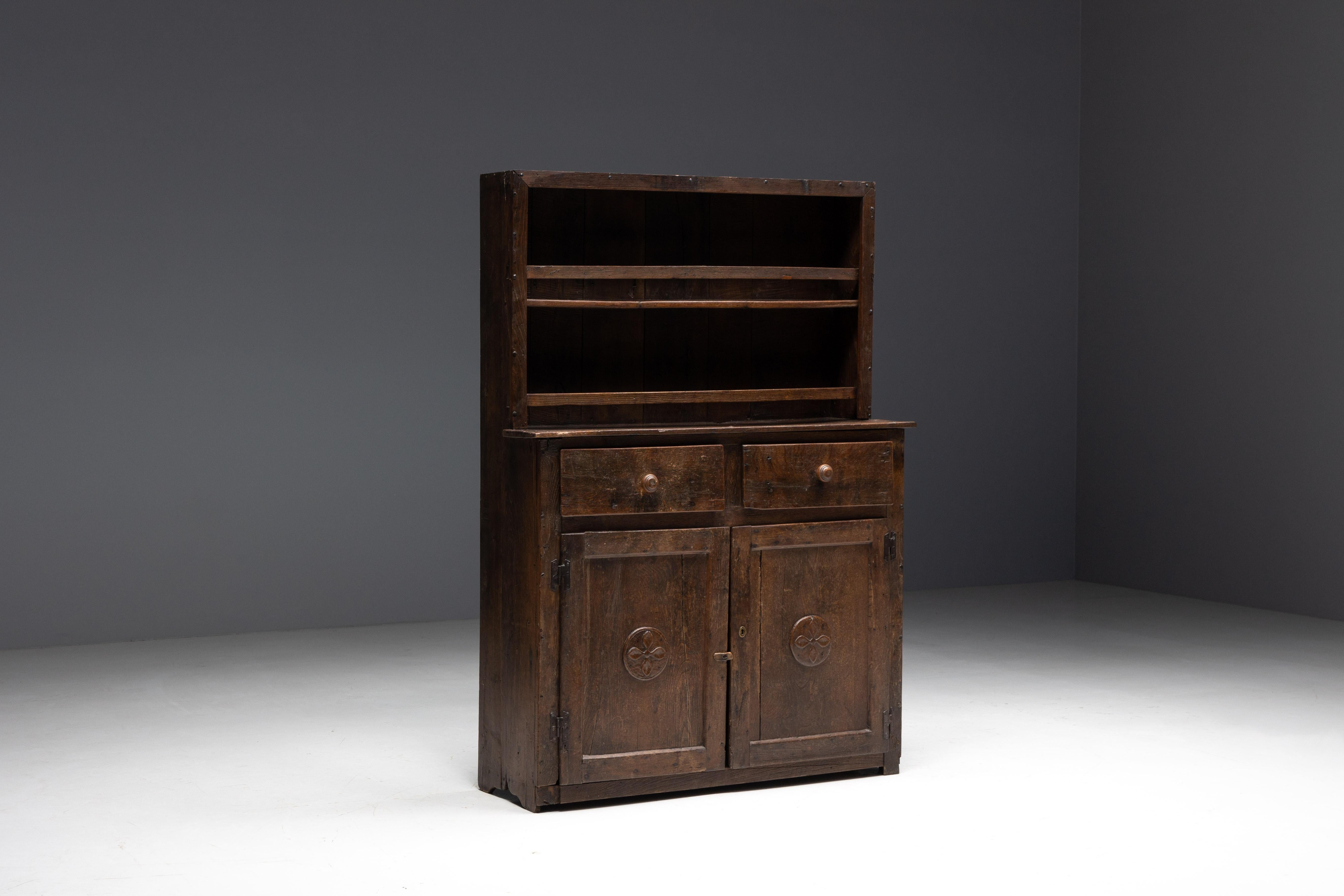 Rustic Travail Populaire Cupboard, France, Early 19th Century In Excellent Condition For Sale In Antwerp, BE