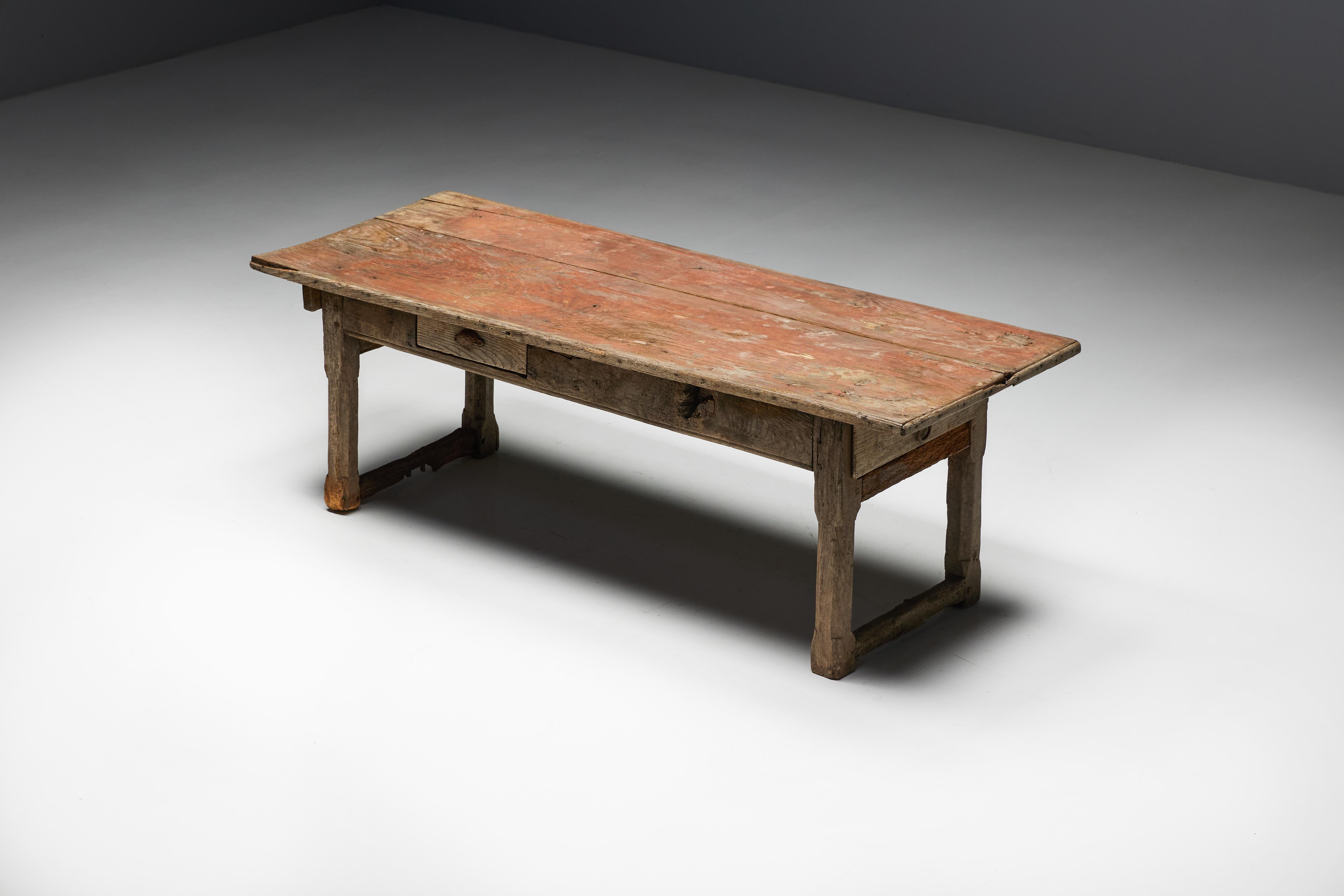 Rustic Travail Populaire Dining Table, France, Early 19th Century In Excellent Condition For Sale In Antwerp, BE