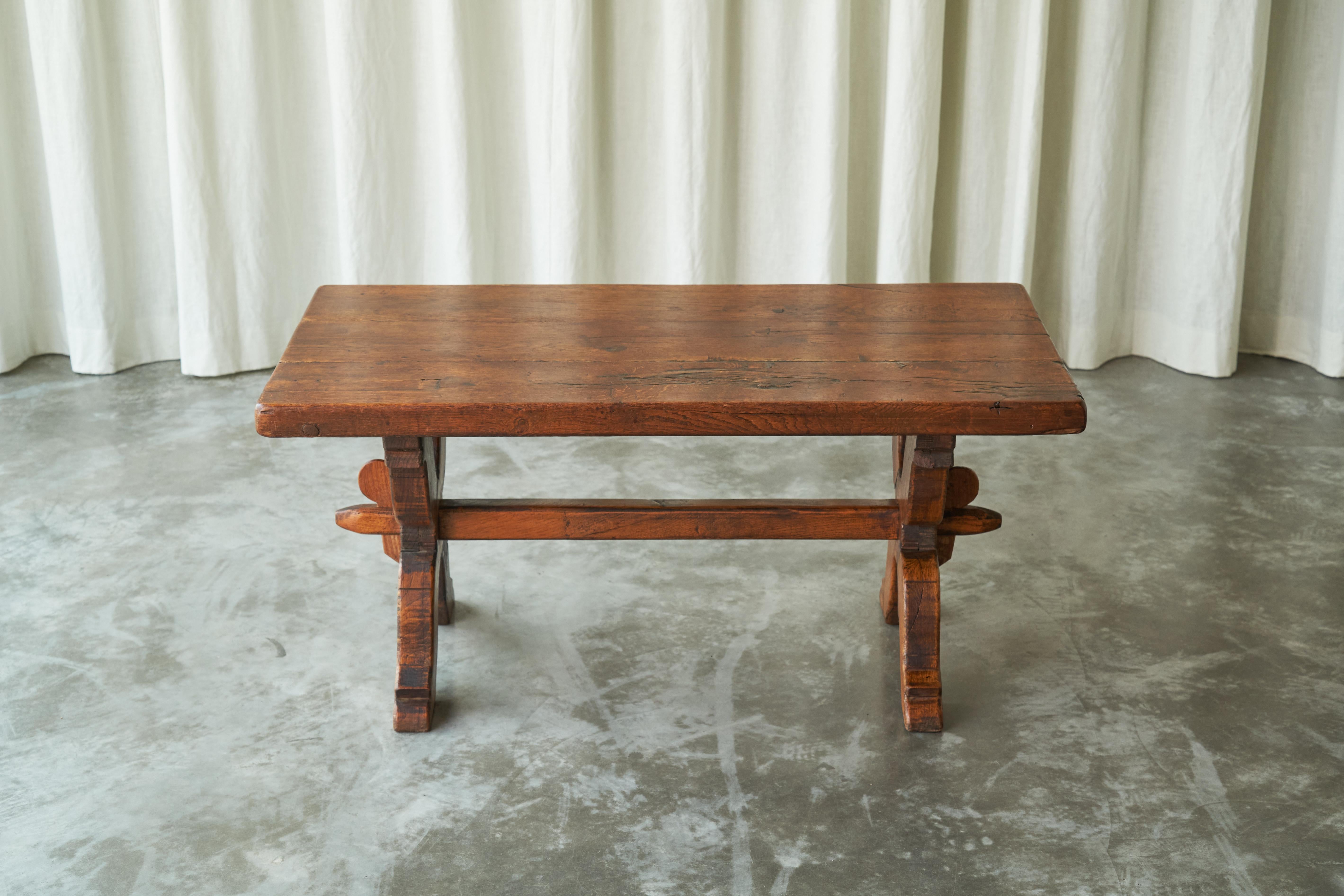 Rustic Trestle Coffee Table in Solid Oak Late 19th Century In Good Condition For Sale In Meer, VAN
