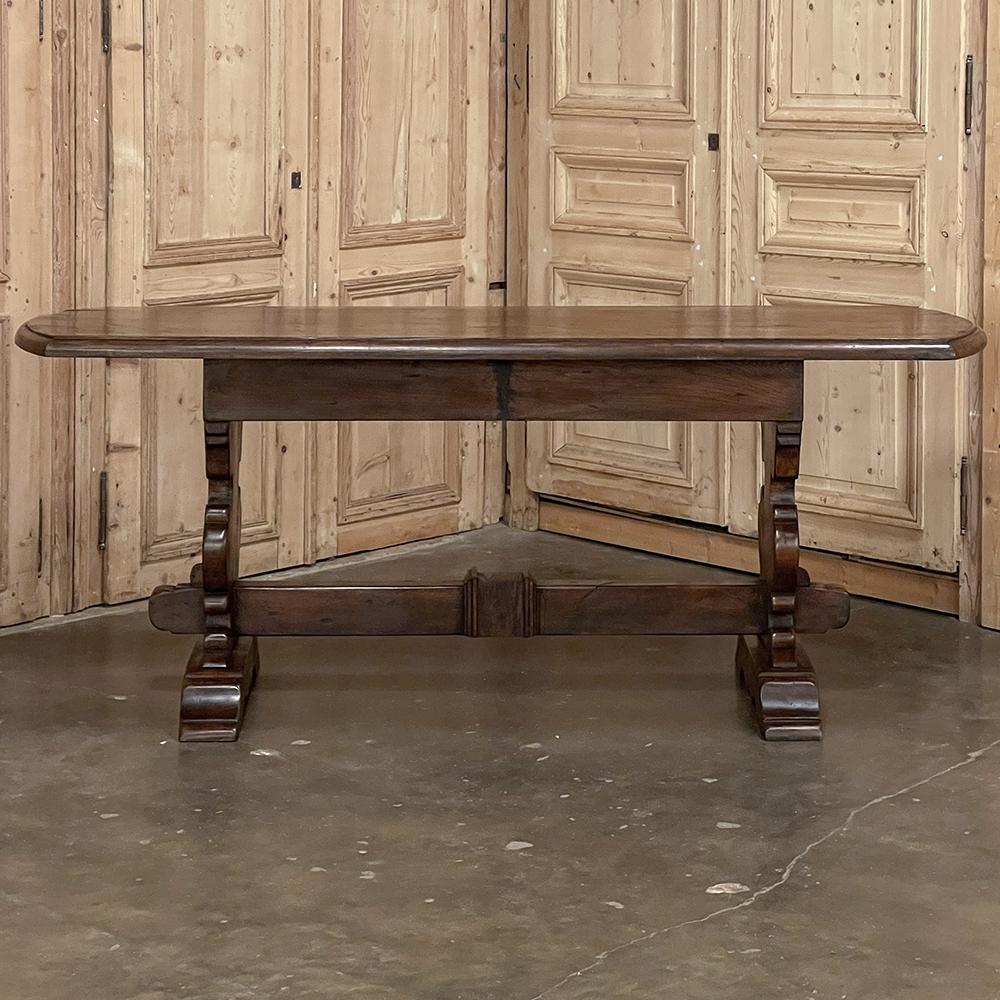 Der rustikale Trestle Sofa Tisch wurde aus dicken Brettern und Hölzern aus massivem Bergahorn gefertigt, um Generationen zu überdauern! Die dicke Plankenplatte ist rundherum abgerundet, wobei die Enden elegant geschwungen sind, um scharfe Ecken zu