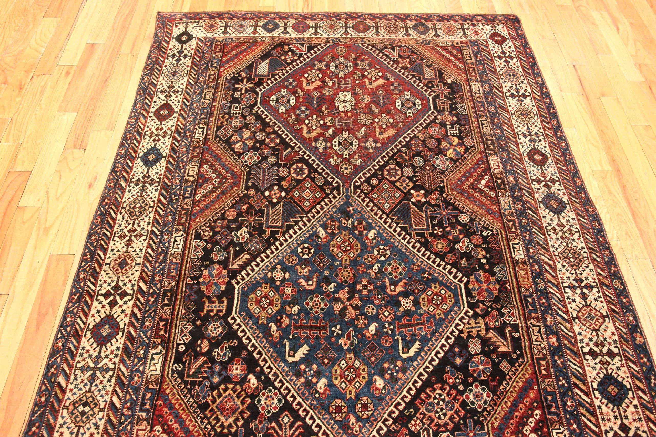 Rustikaler, antiker persischer Gaschgai-Vogelteppich, Herkunftsland: Persien, CIRCA Datum: 1920. Größe: 1,78 m x 3,15 m (5 ft 10 in x 10 ft 4 in)